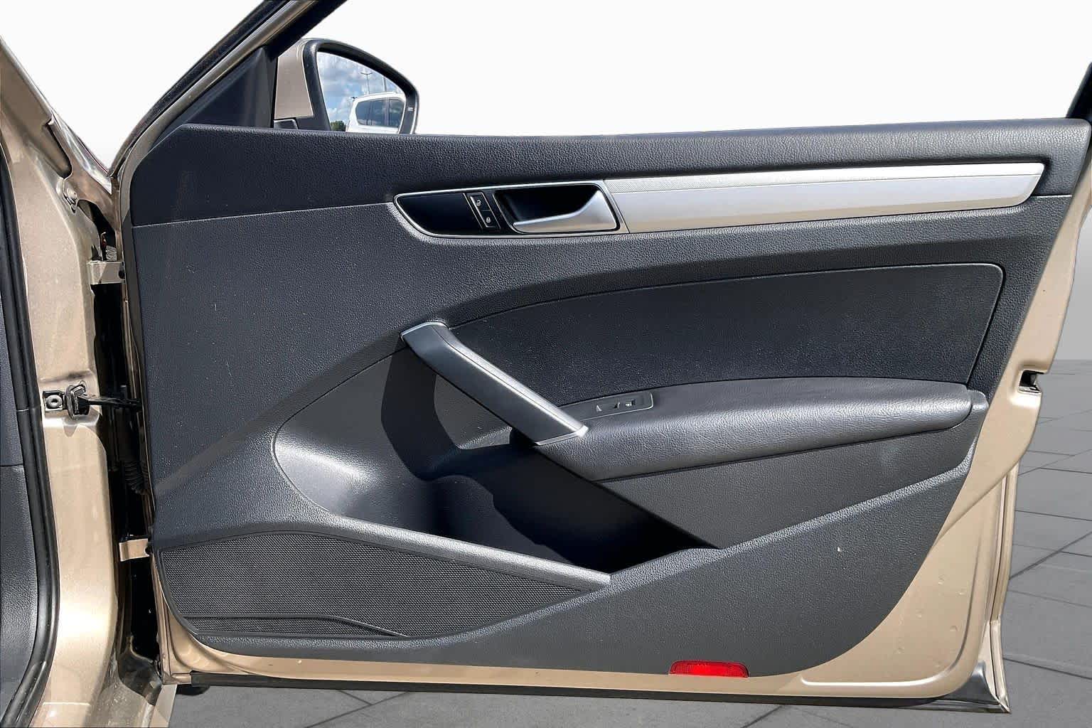 2016 Volkswagen Passat photo 20 of 34