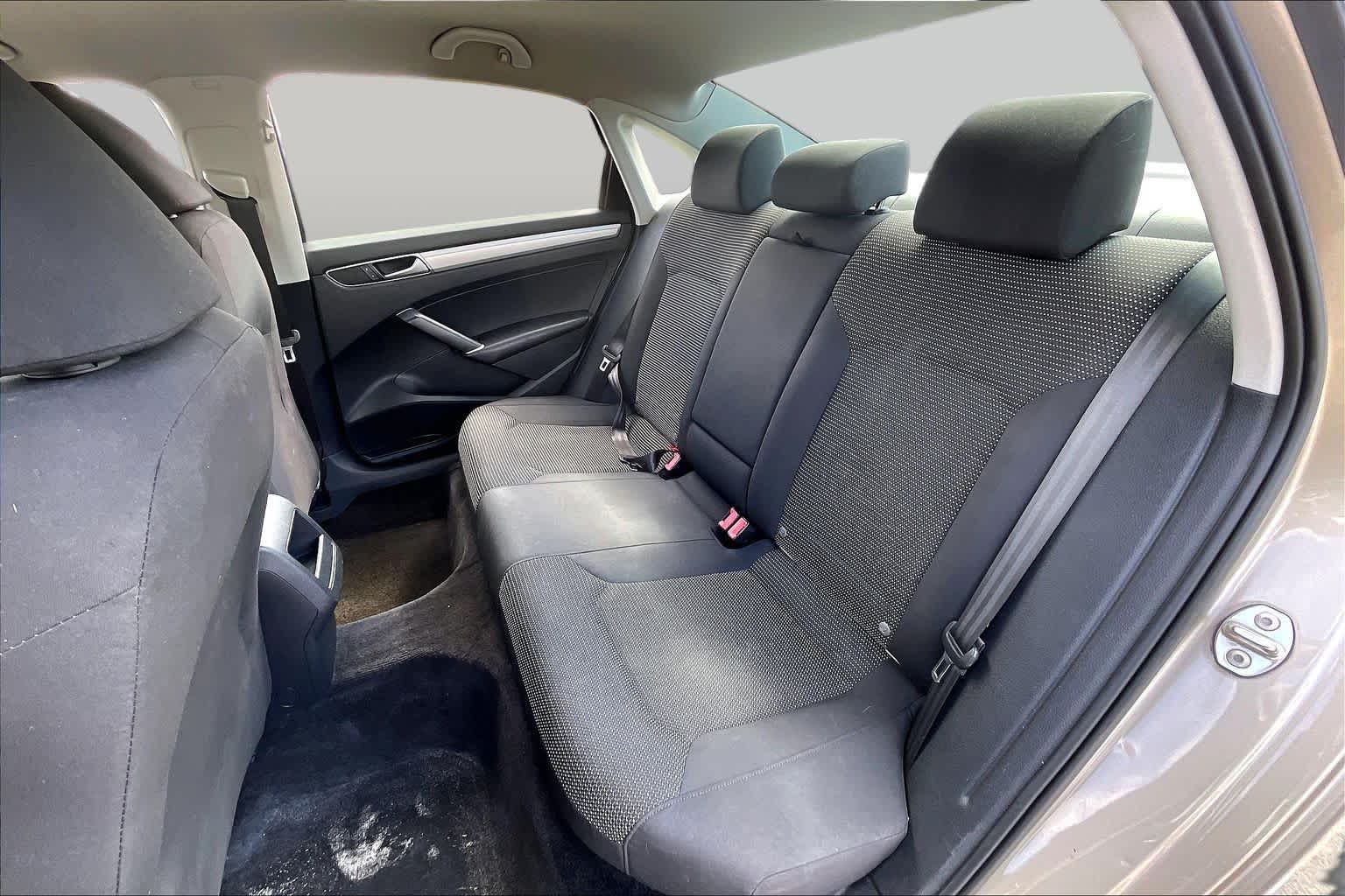 2016 Volkswagen Passat photo 18 of 34