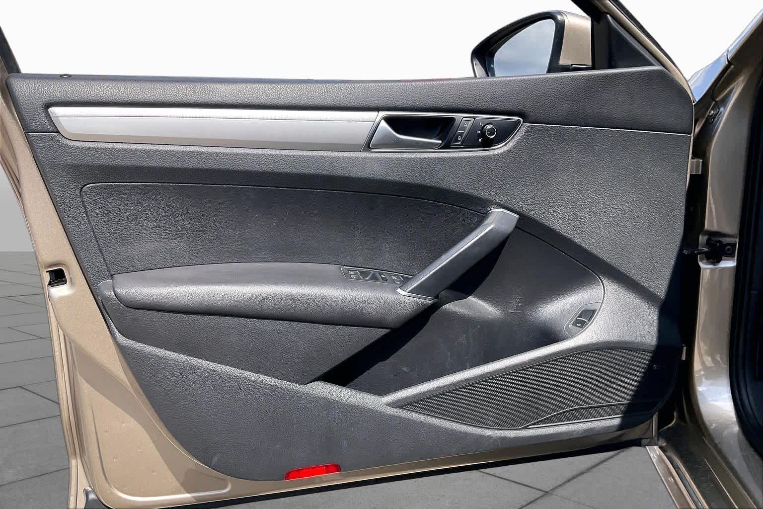 2016 Volkswagen Passat photo 19 of 34