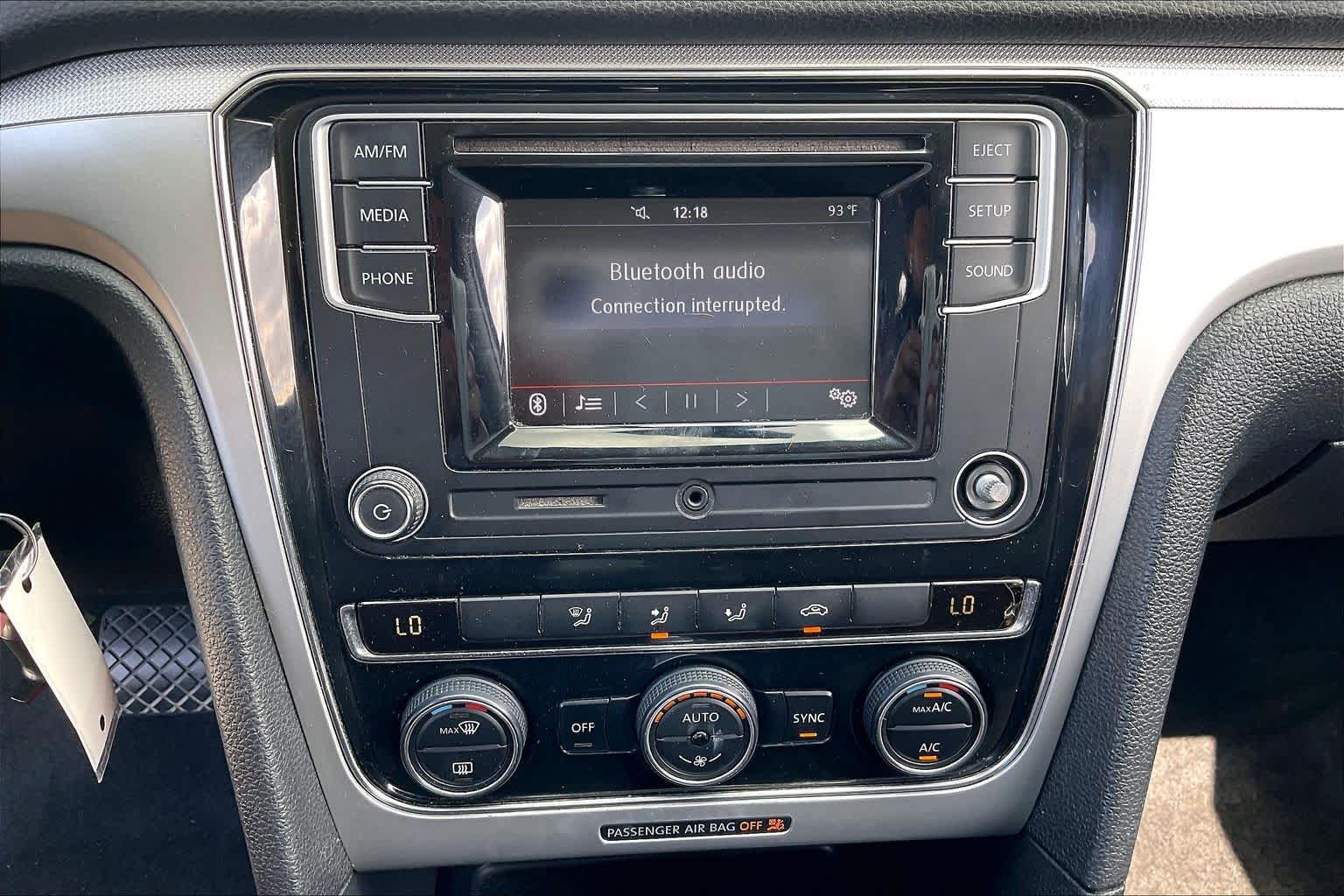2016 Volkswagen Passat photo 31 of 34
