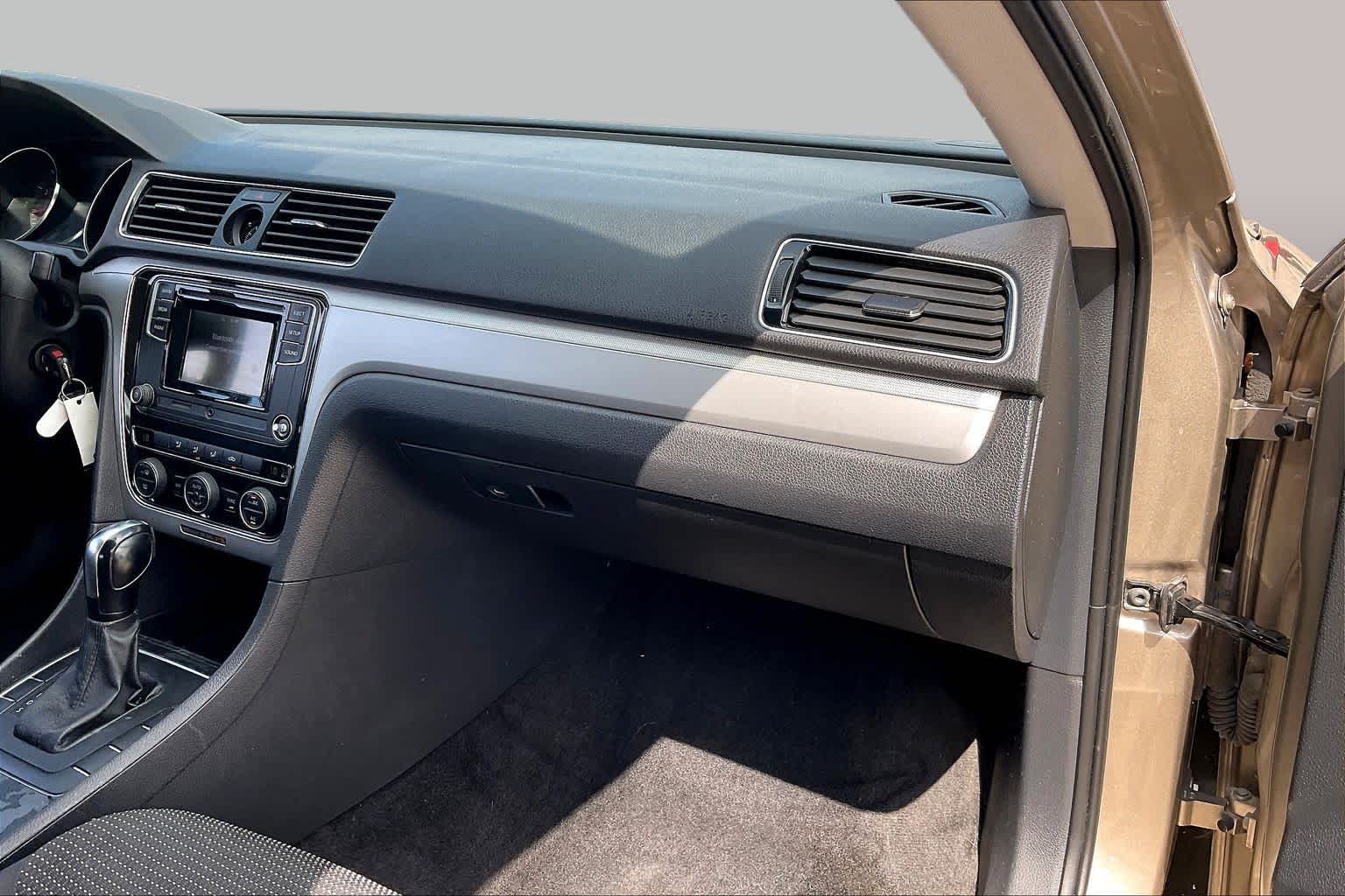 2016 Volkswagen Passat photo 16 of 34