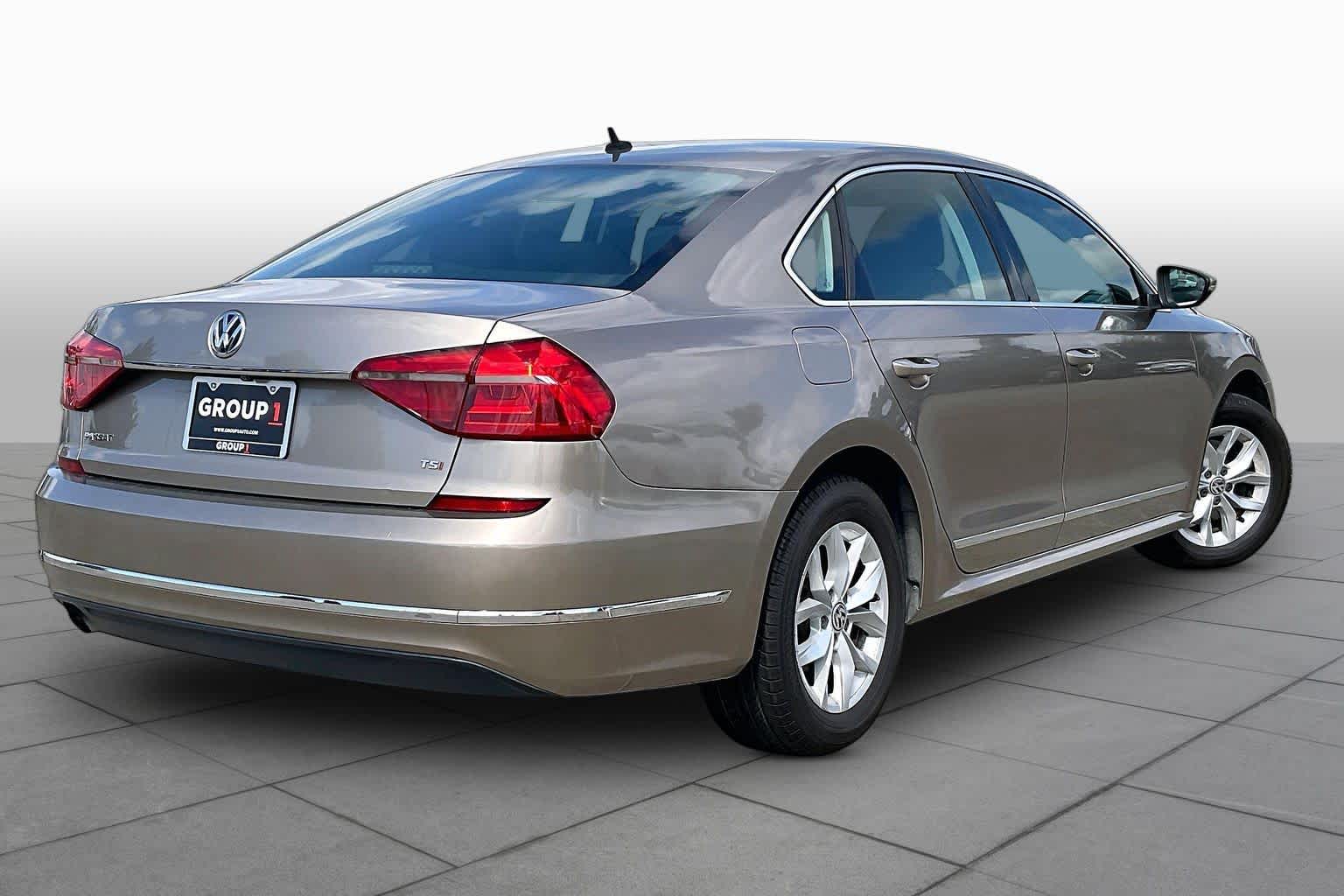 2016 Volkswagen Passat photo 11 of 34