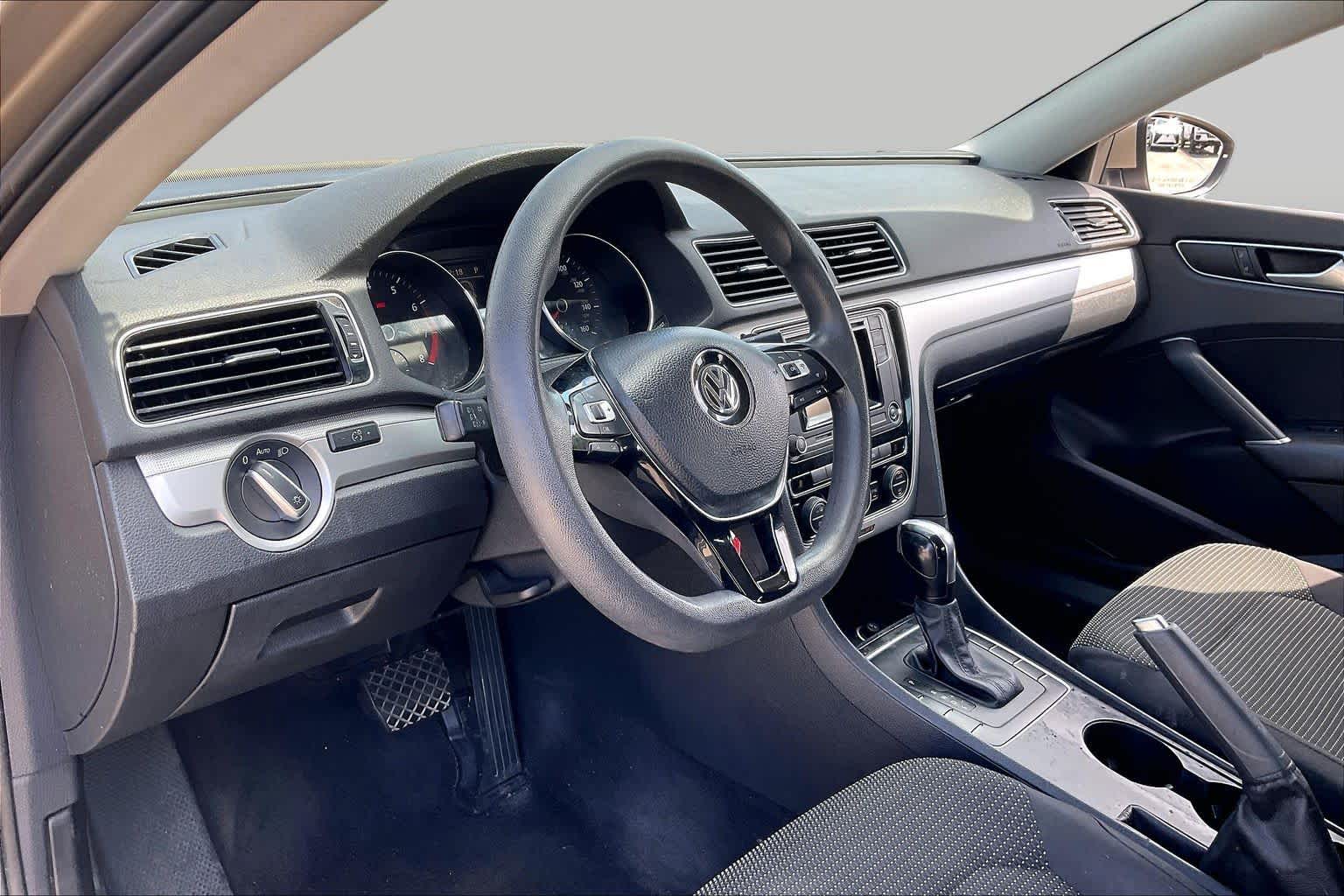 2016 Volkswagen Passat photo 15 of 34