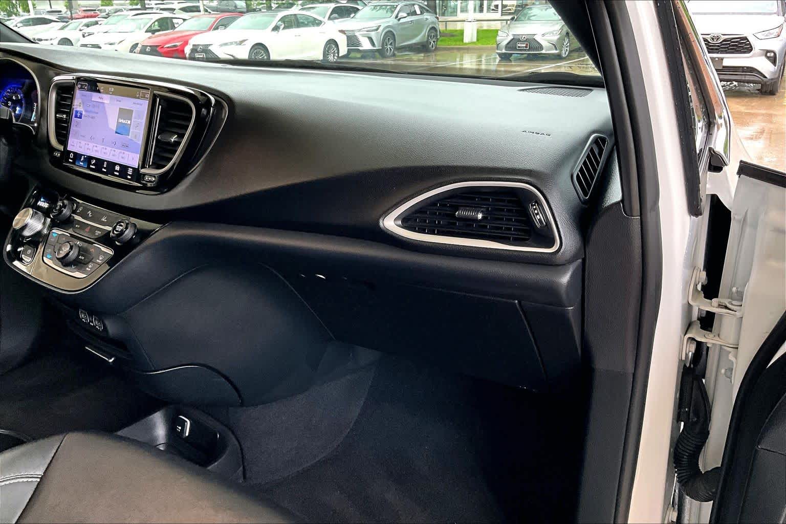 2025 Chrysler Pacifica Select Bright White Clearcoat at Tomball Chrysler Dodge Jeep Ram