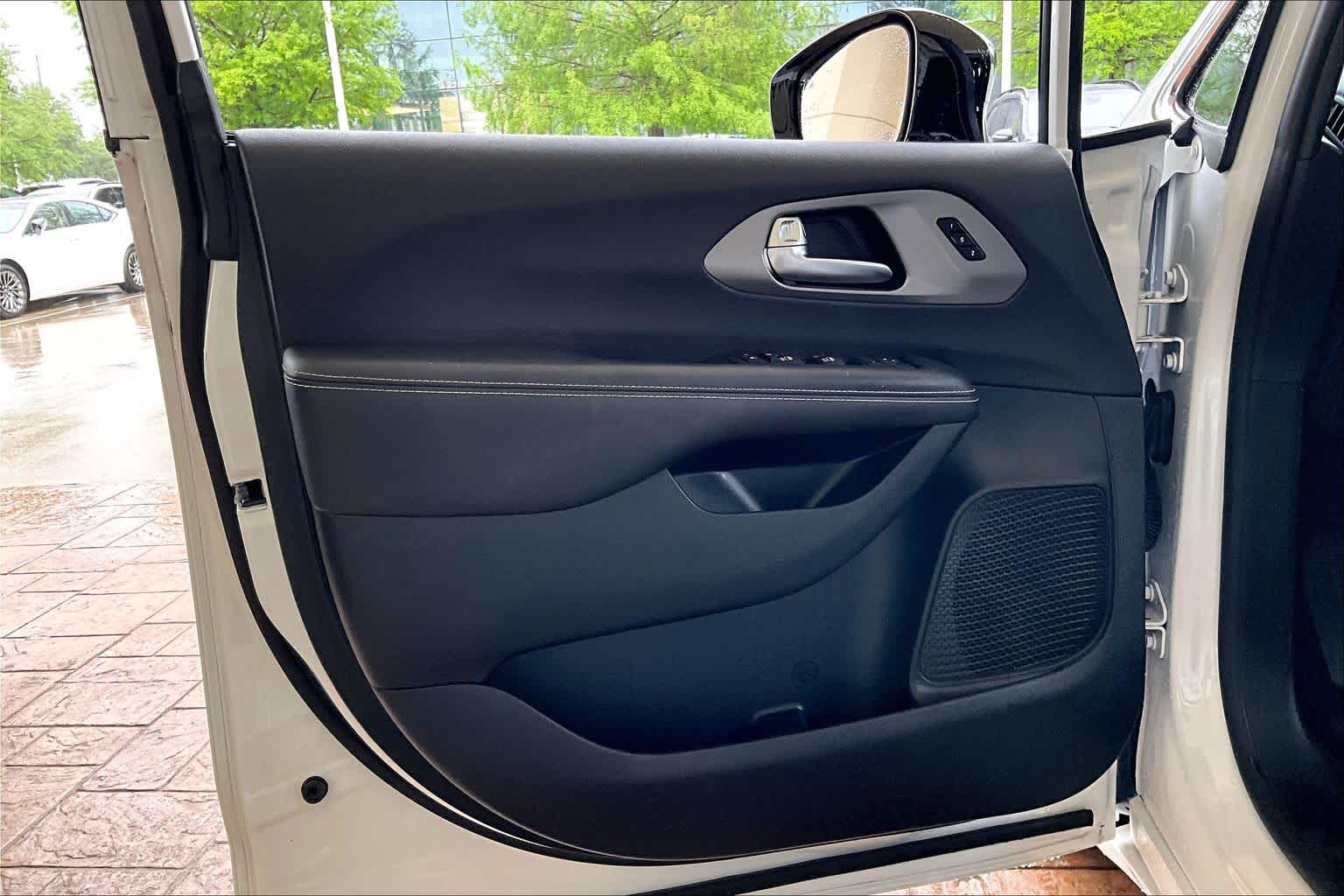 2025 Chrysler Pacifica Select Bright White Clearcoat at Tomball Chrysler Dodge Jeep Ram