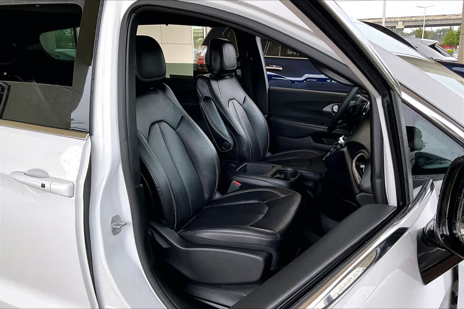 2025 Chrysler Pacifica Select Bright White Clearcoat at Tomball Chrysler Dodge Jeep Ram