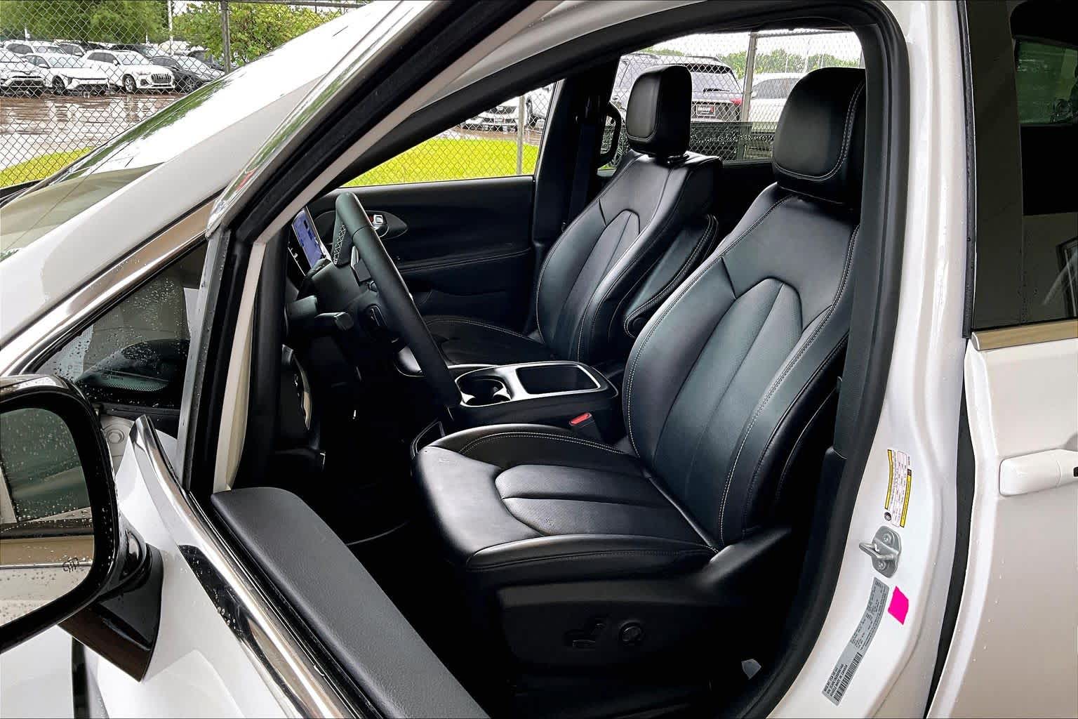 2025 Chrysler Pacifica Select Bright White Clearcoat at Tomball Chrysler Dodge Jeep Ram