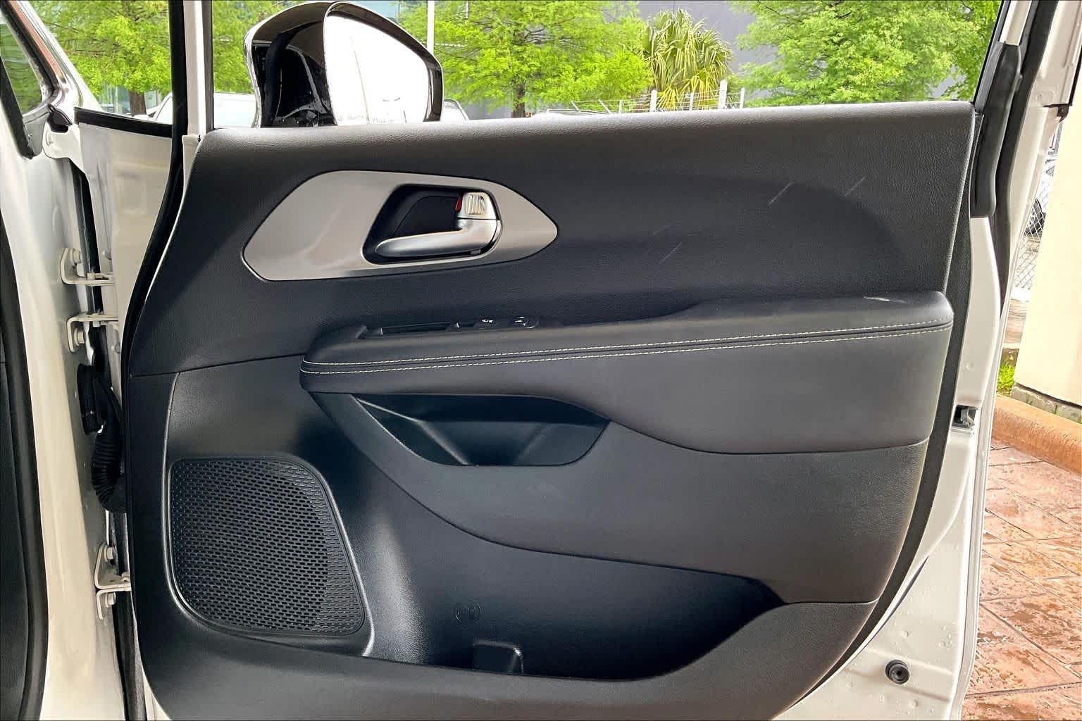 2025 Chrysler Pacifica Select Bright White Clearcoat at Tomball Chrysler Dodge Jeep Ram