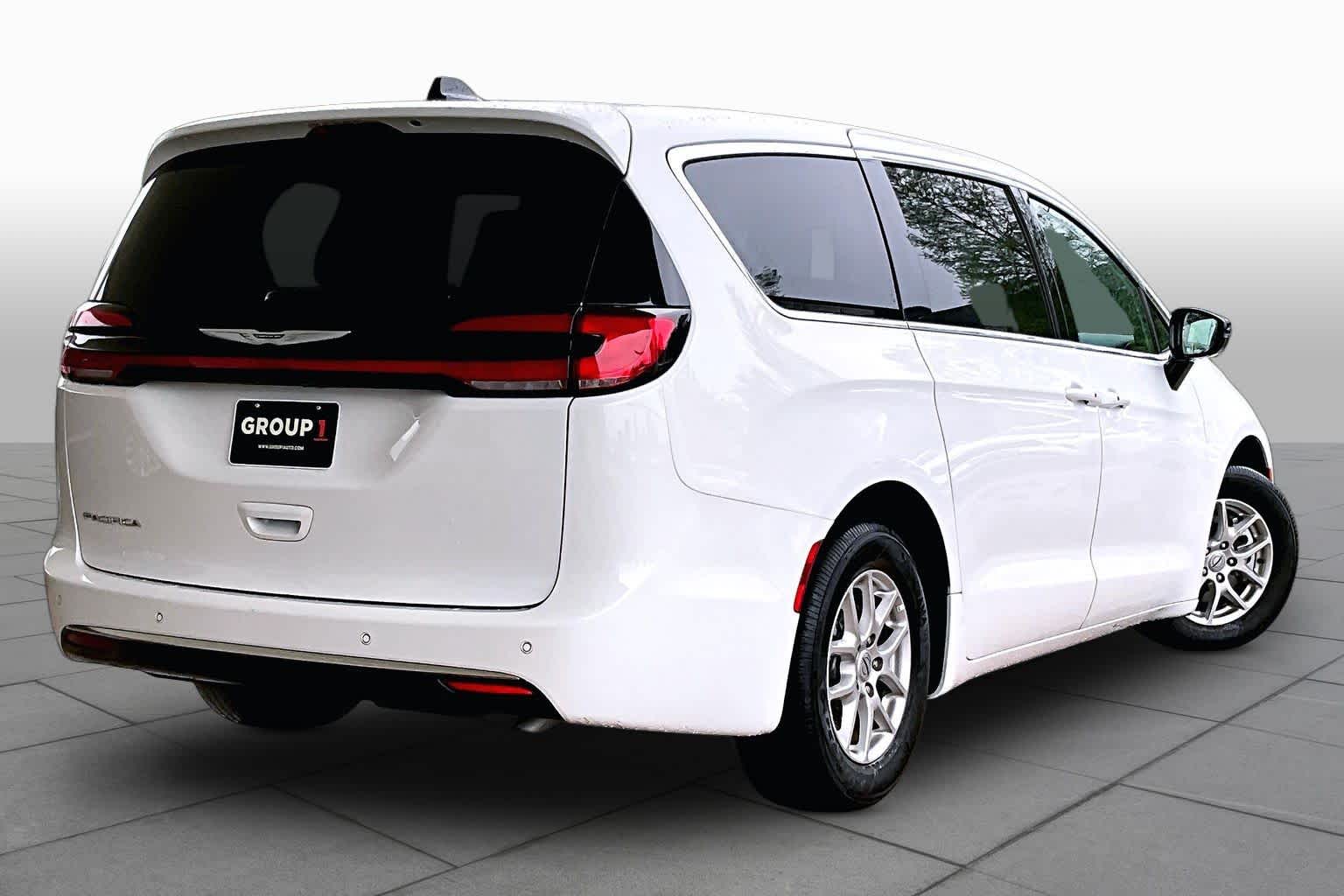 2025 Chrysler Pacifica Select Bright White Clearcoat at Tomball Chrysler Dodge Jeep Ram