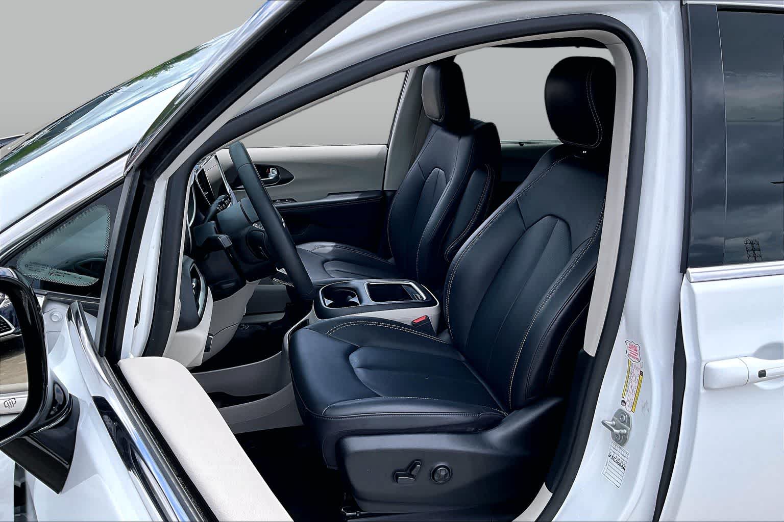 2024 Chrysler Pacifica Touring L - 6