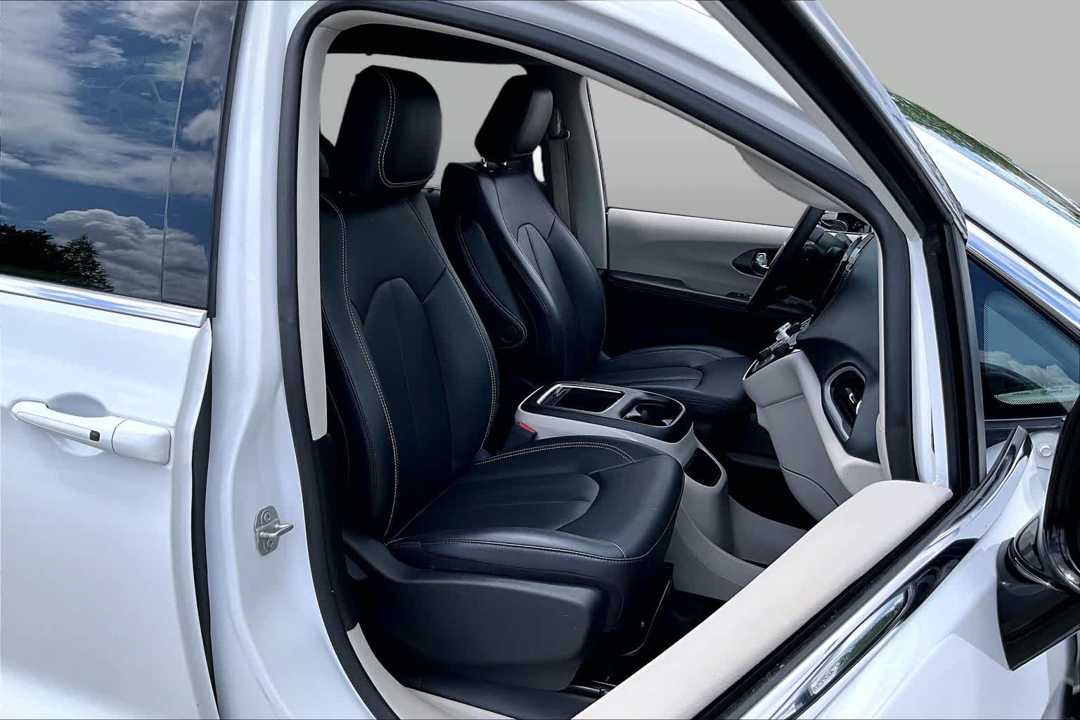 2024 Chrysler Pacifica Touring L - 7