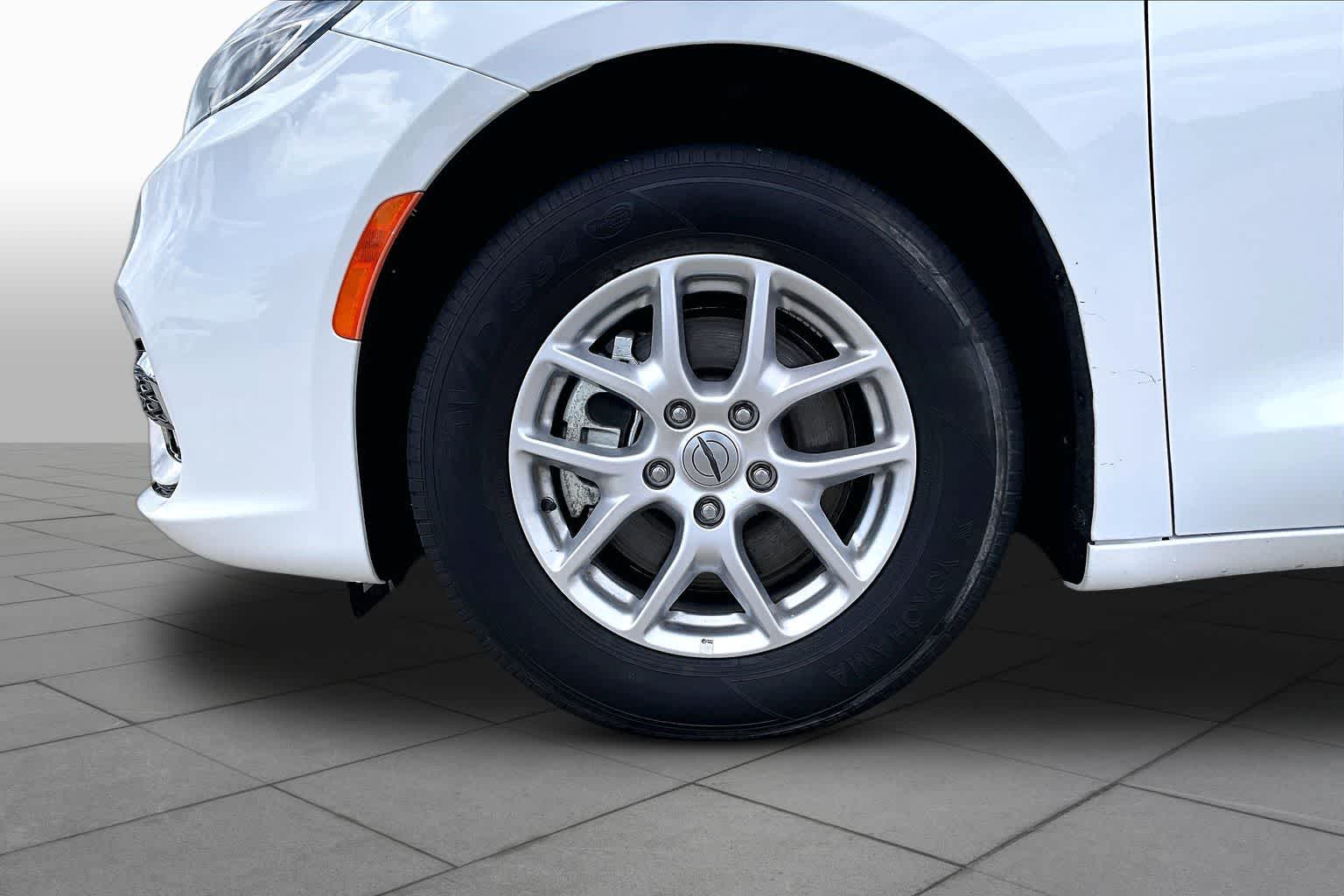 2024 Chrysler Pacifica Touring L - 8