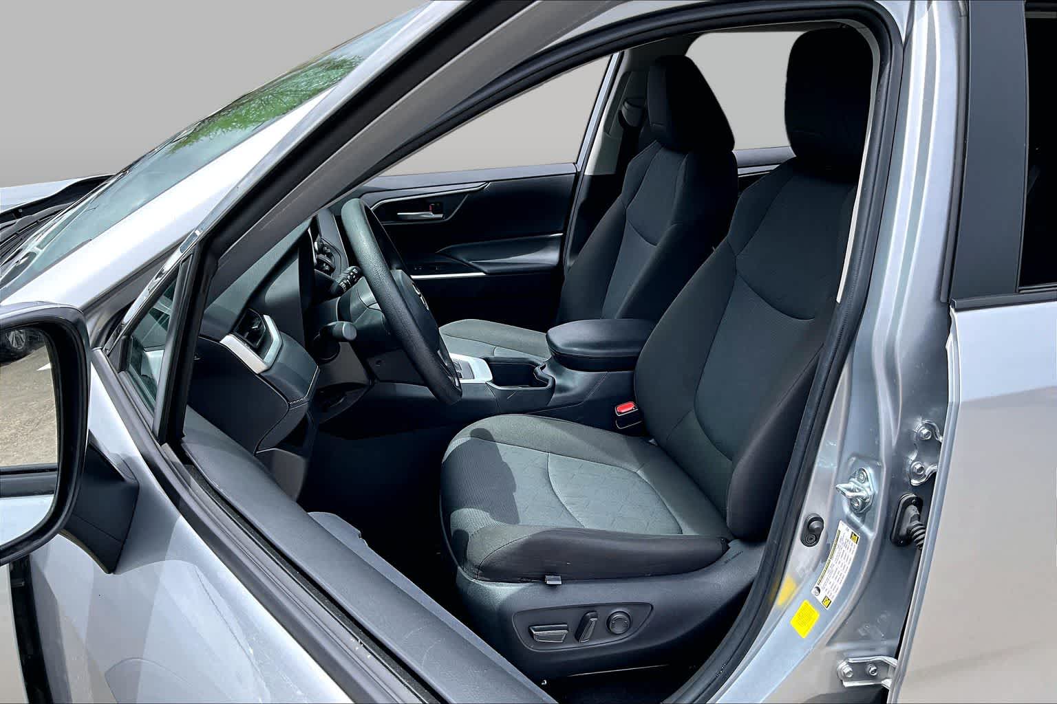 2025 Toyota RAV4 XLE - 6