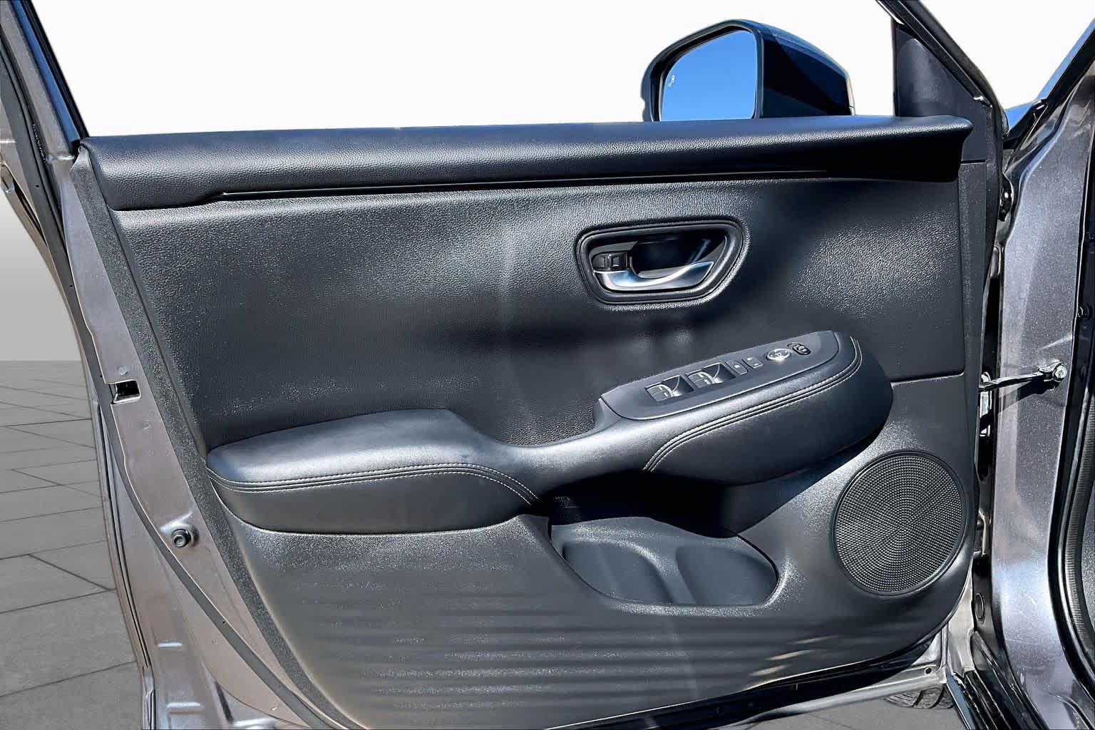 2025 Honda HR-V photo 19 of 34
