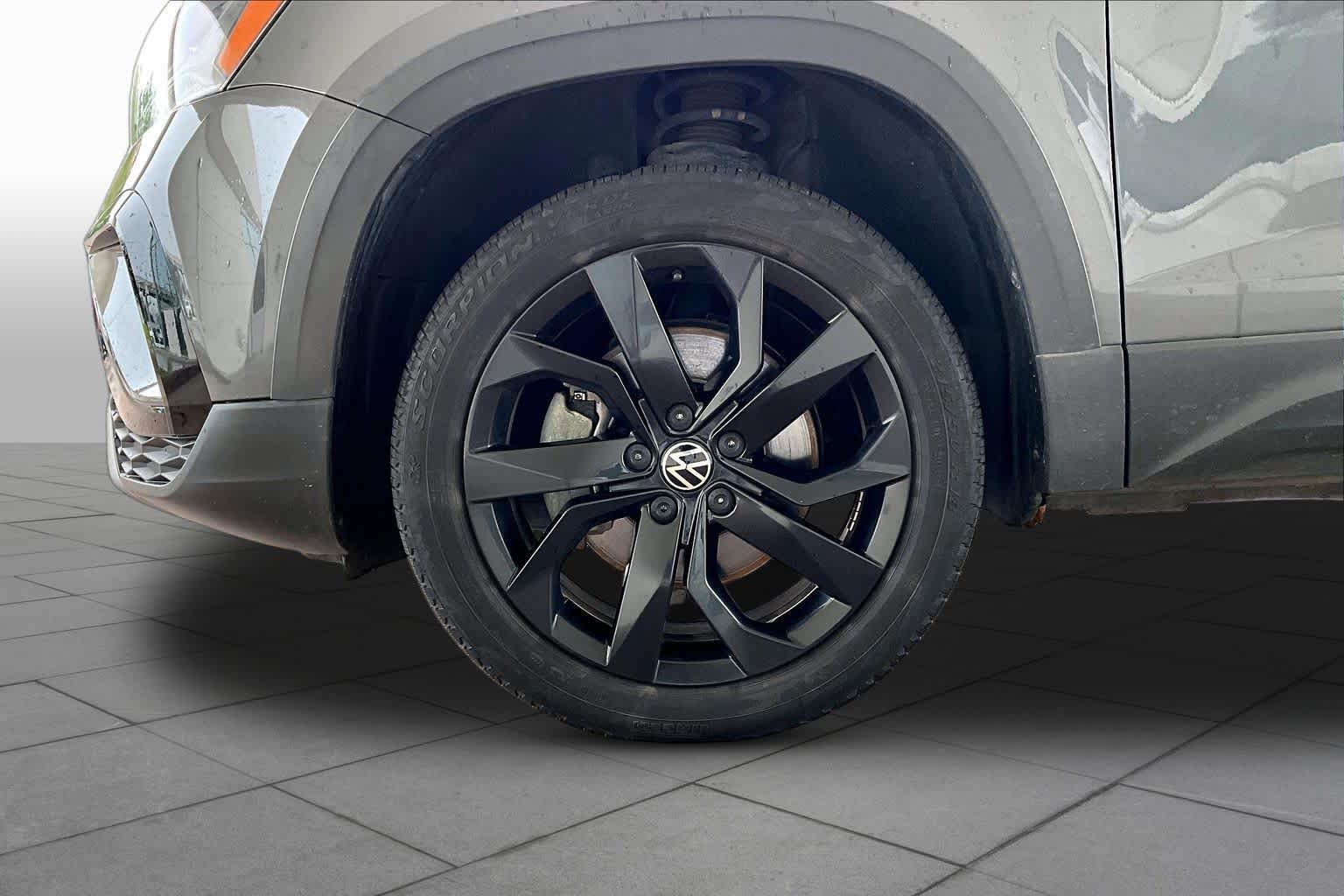 2023 Volkswagen Taos SE Pure Gray w/Black Roof at Westside Kia