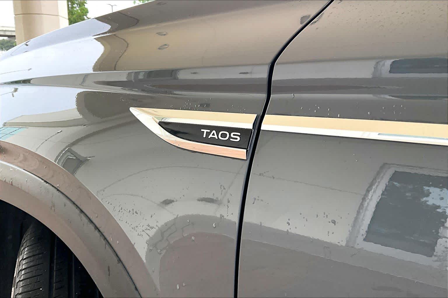 2023 Volkswagen Taos SE Pure Gray w/Black Roof at Westside Kia