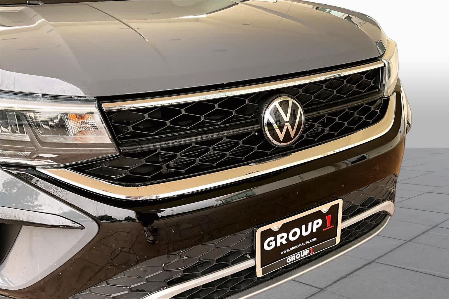 2023 Volkswagen Taos SE Pure Gray w/Black Roof at Westside Kia