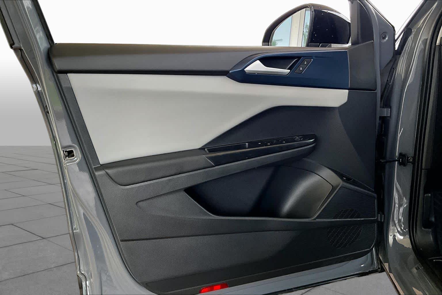 2023 Volkswagen Taos SE Pure Gray w/Black Roof at Westside Kia