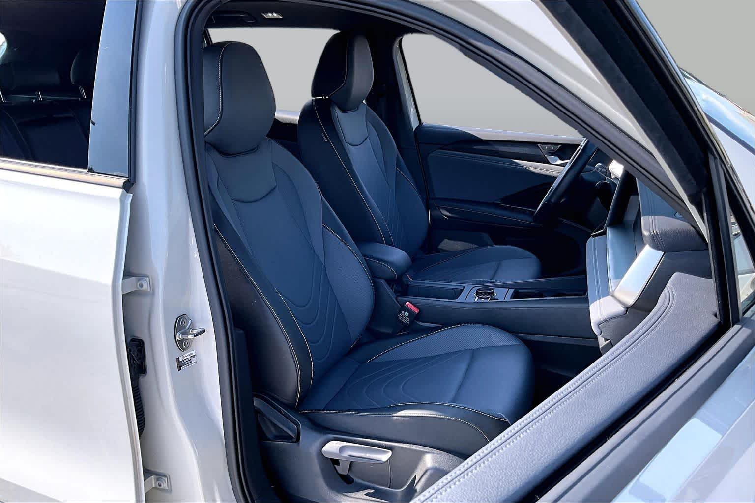 2025 Volkswagen Tiguan photo 8 of 35