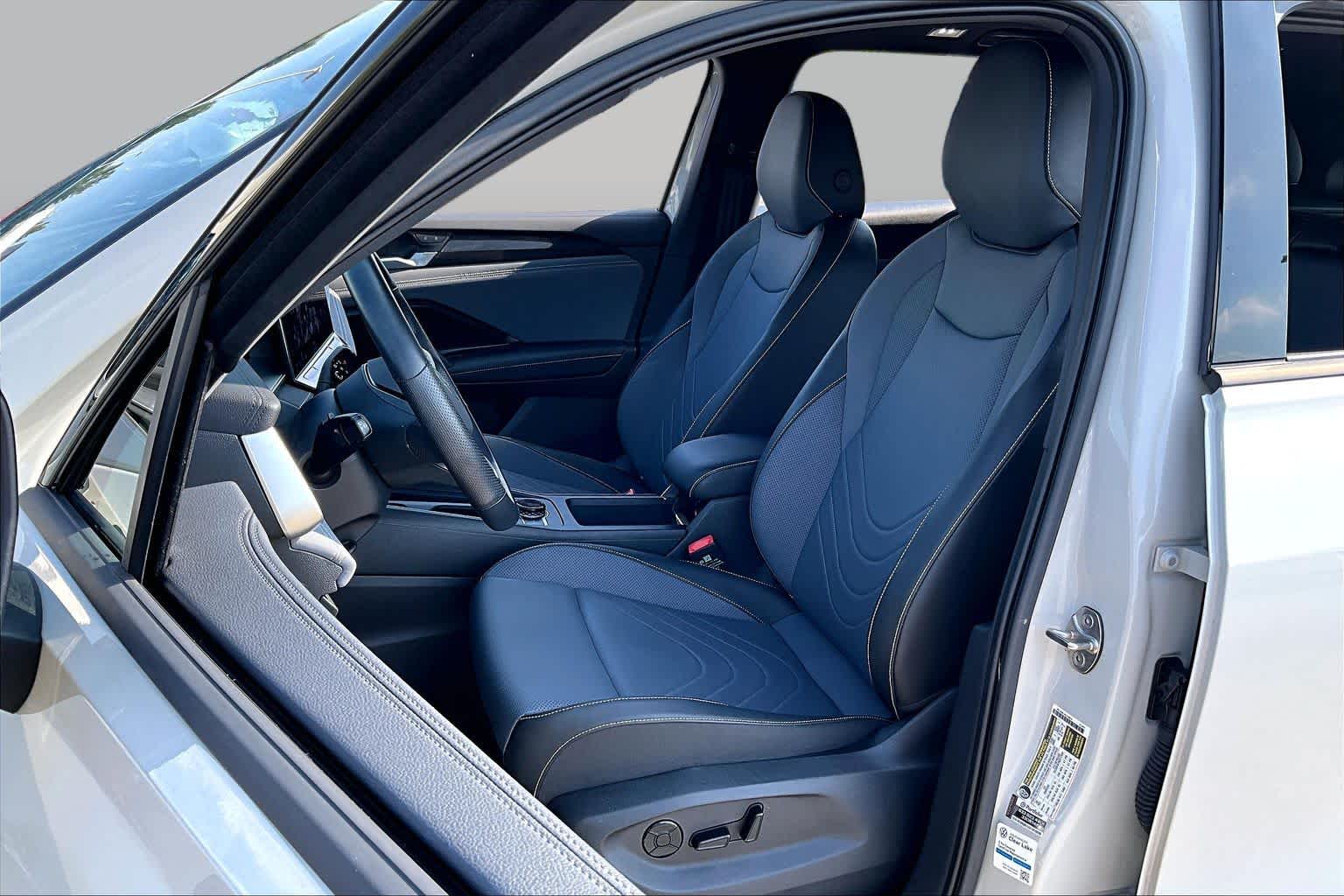 2025 Volkswagen Tiguan photo 7 of 35
