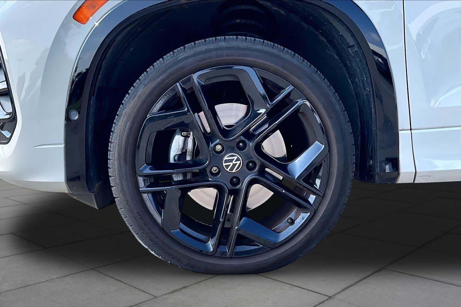 2025 Volkswagen Tiguan photo 10 of 35