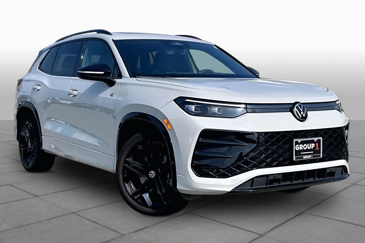 2025 Volkswagen Tiguan photo 3 of 35