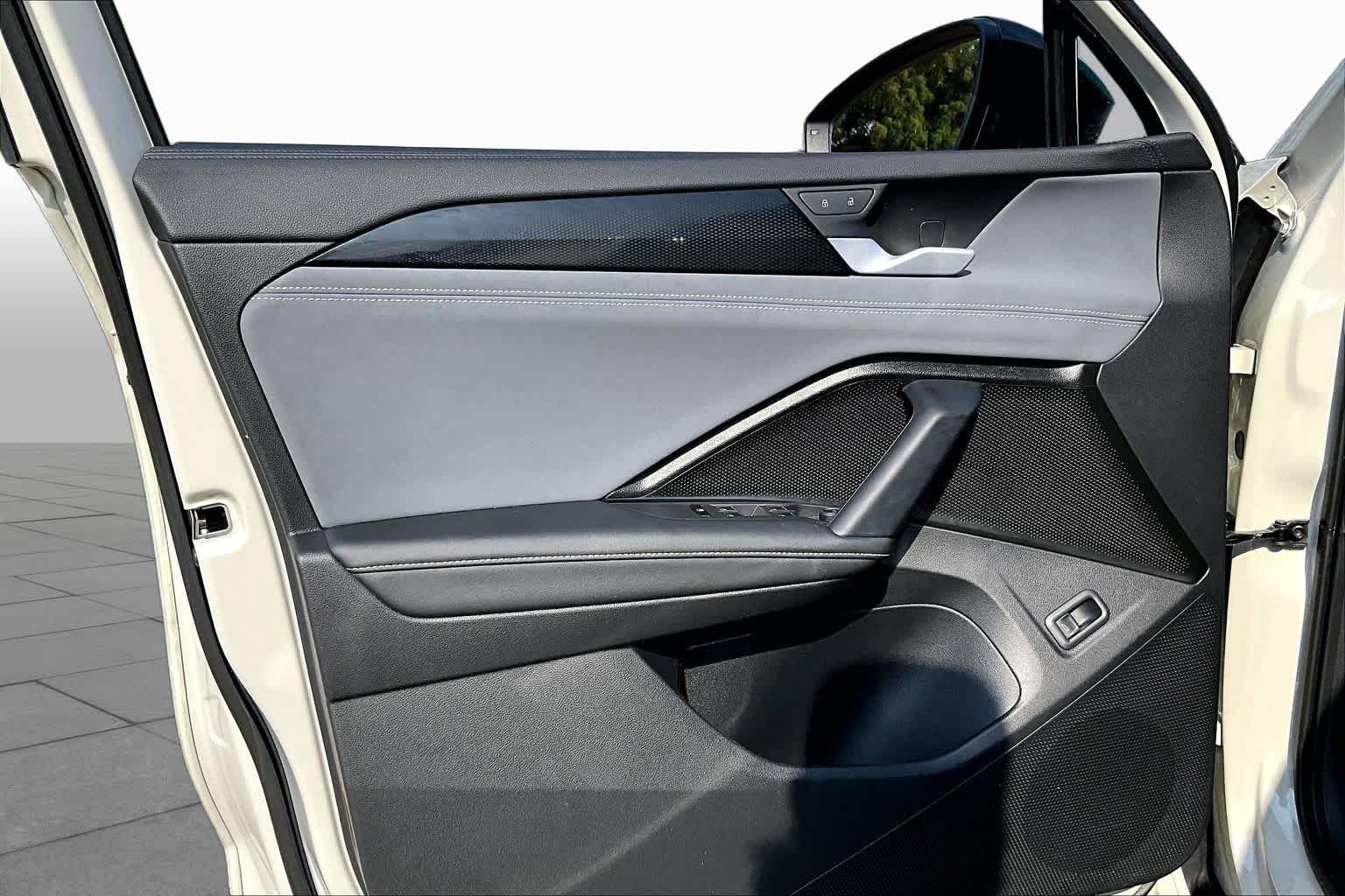 2025 Volkswagen Tiguan photo 20 of 35
