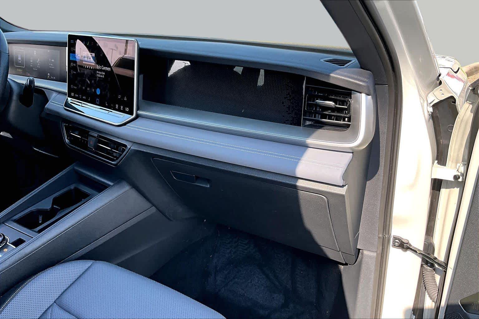2025 Volkswagen Tiguan photo 17 of 35