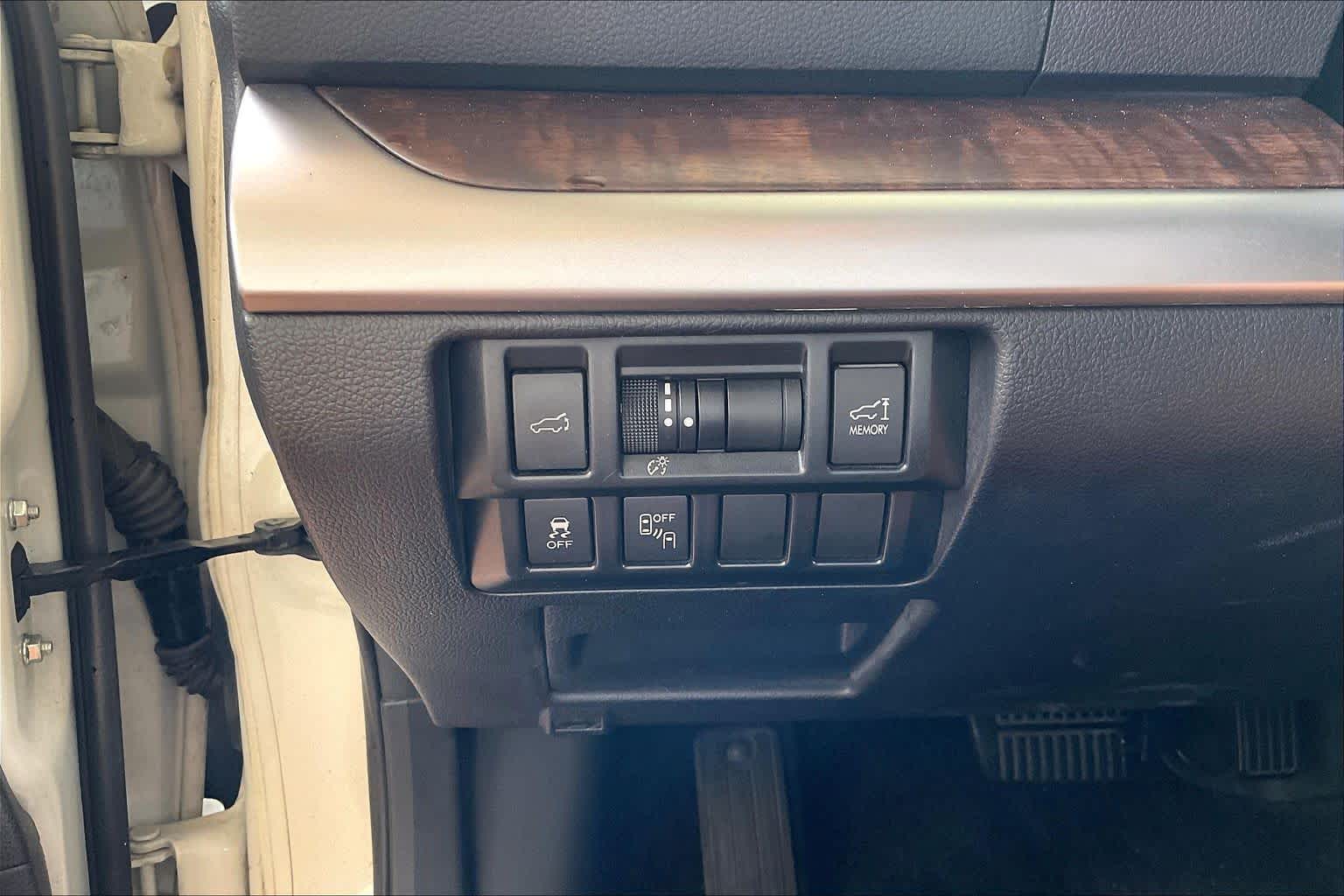 2015 Subaru Outback 2.5i Limited Crystal White Pearl at AutoNation USA Katy