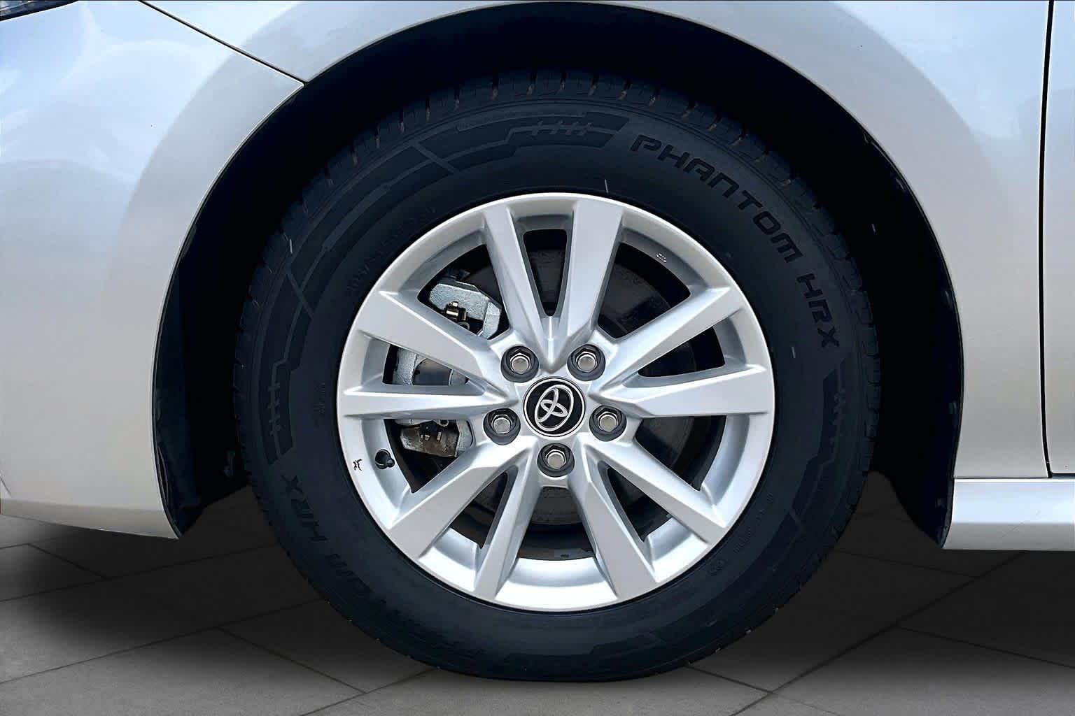 2025 Toyota Camry photo 11 of 34