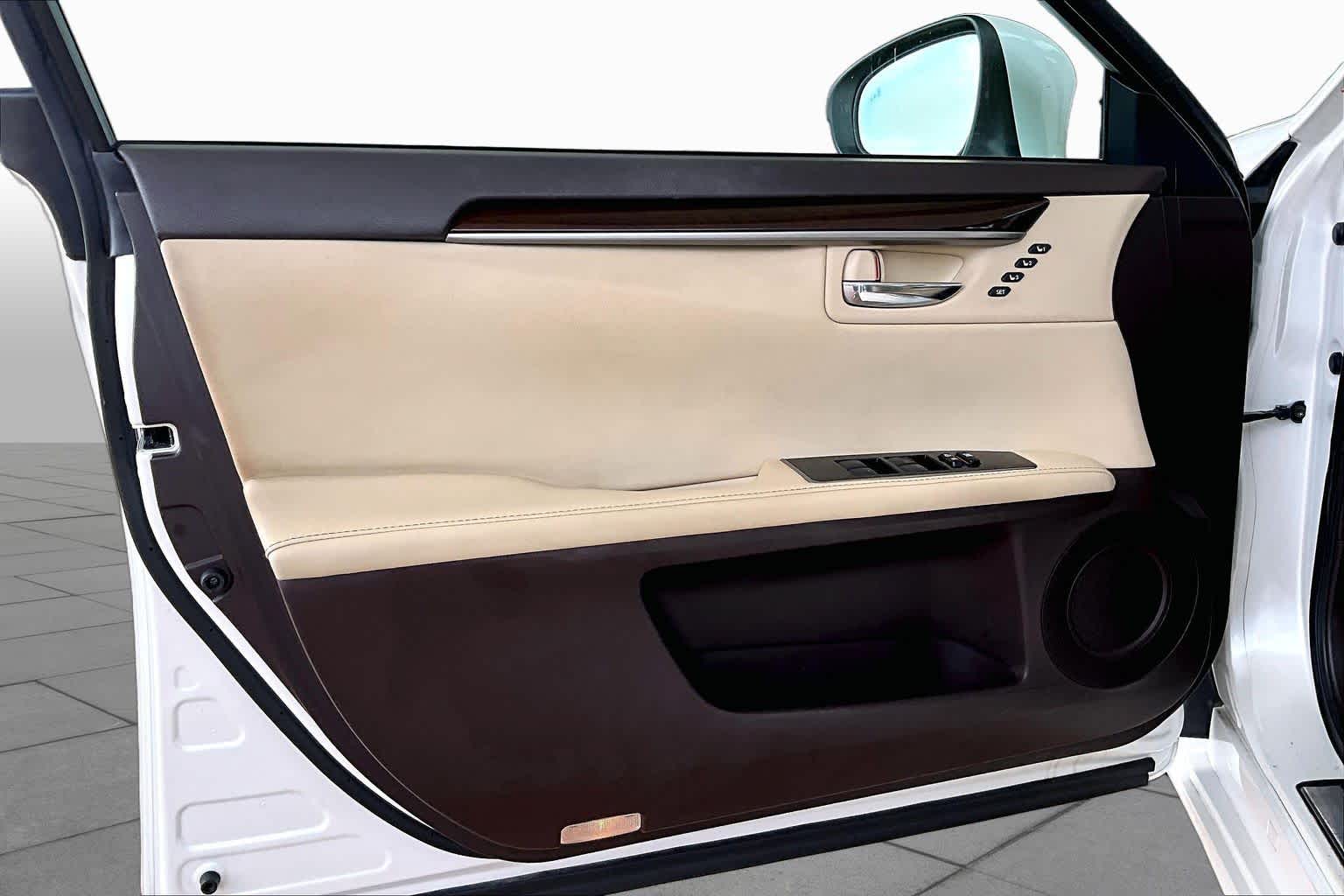 2017 Lexus ES 350 photo 19 of 34
