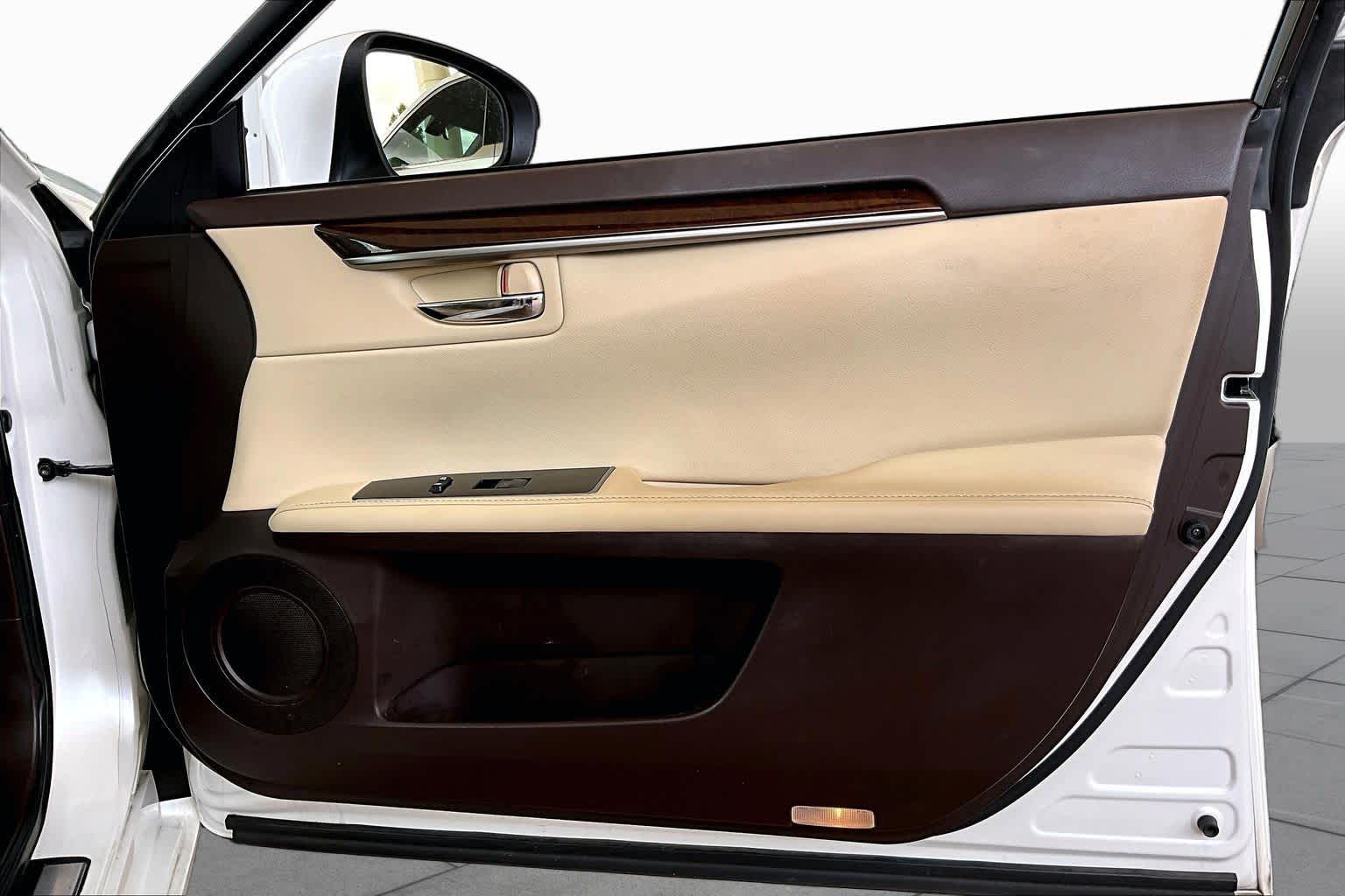 2017 Lexus ES 350 photo 20 of 34