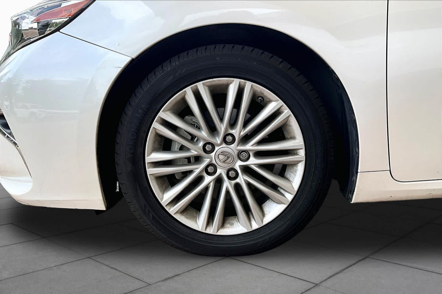 2017 Lexus ES 350 photo 9 of 34