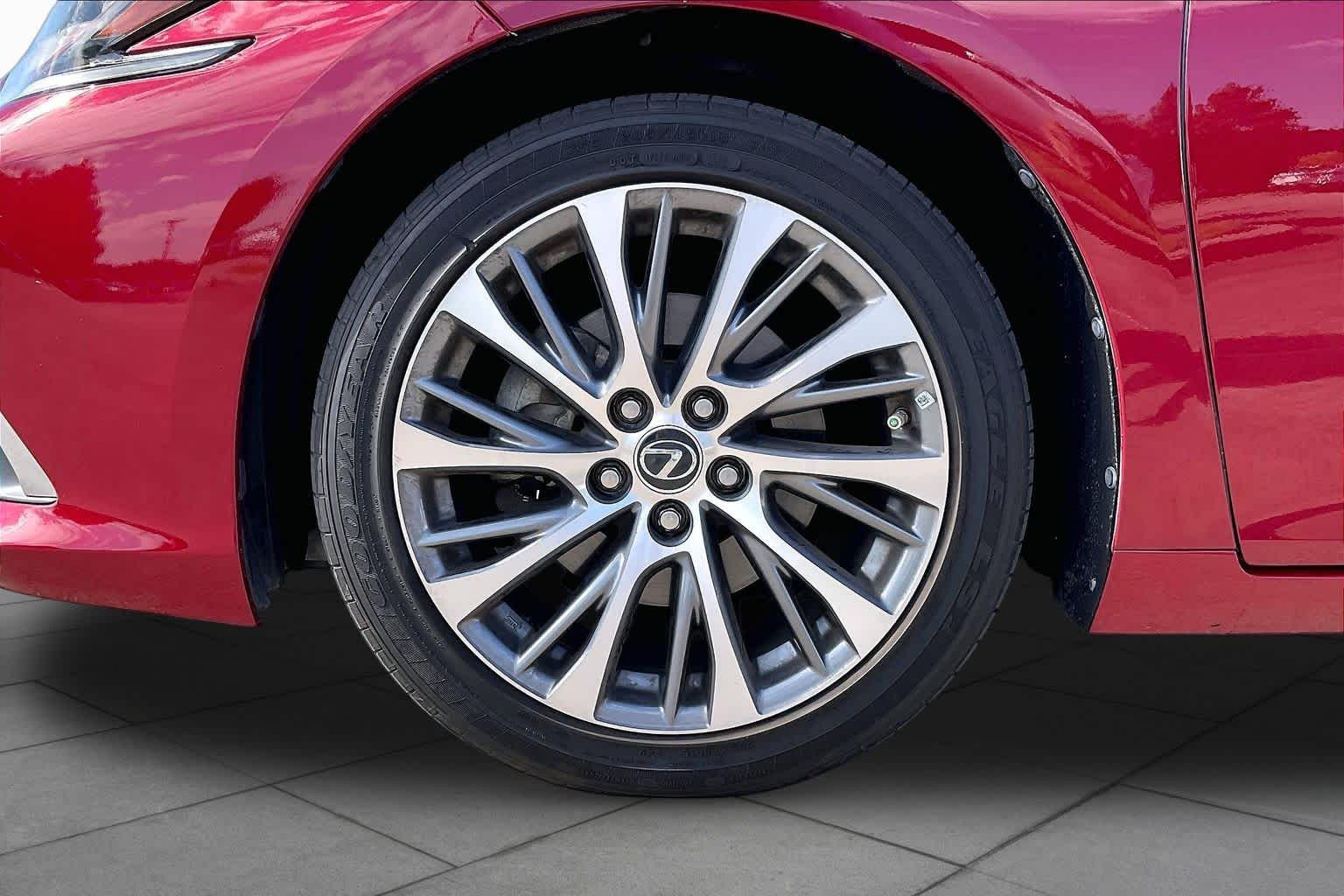 2019 Lexus ES 350 photo 9 of 33