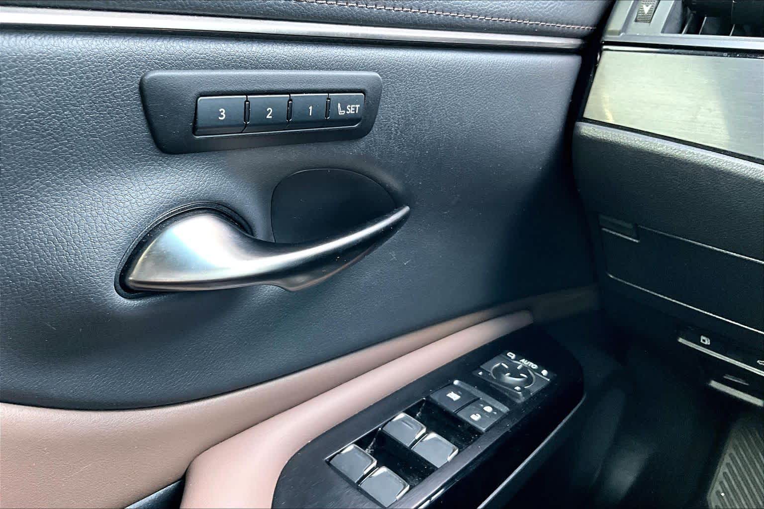 2022 Lexus ES 350 photo 36 of 37