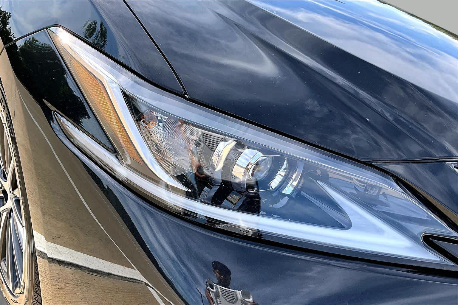 2022 Lexus ES 350 photo 28 of 37