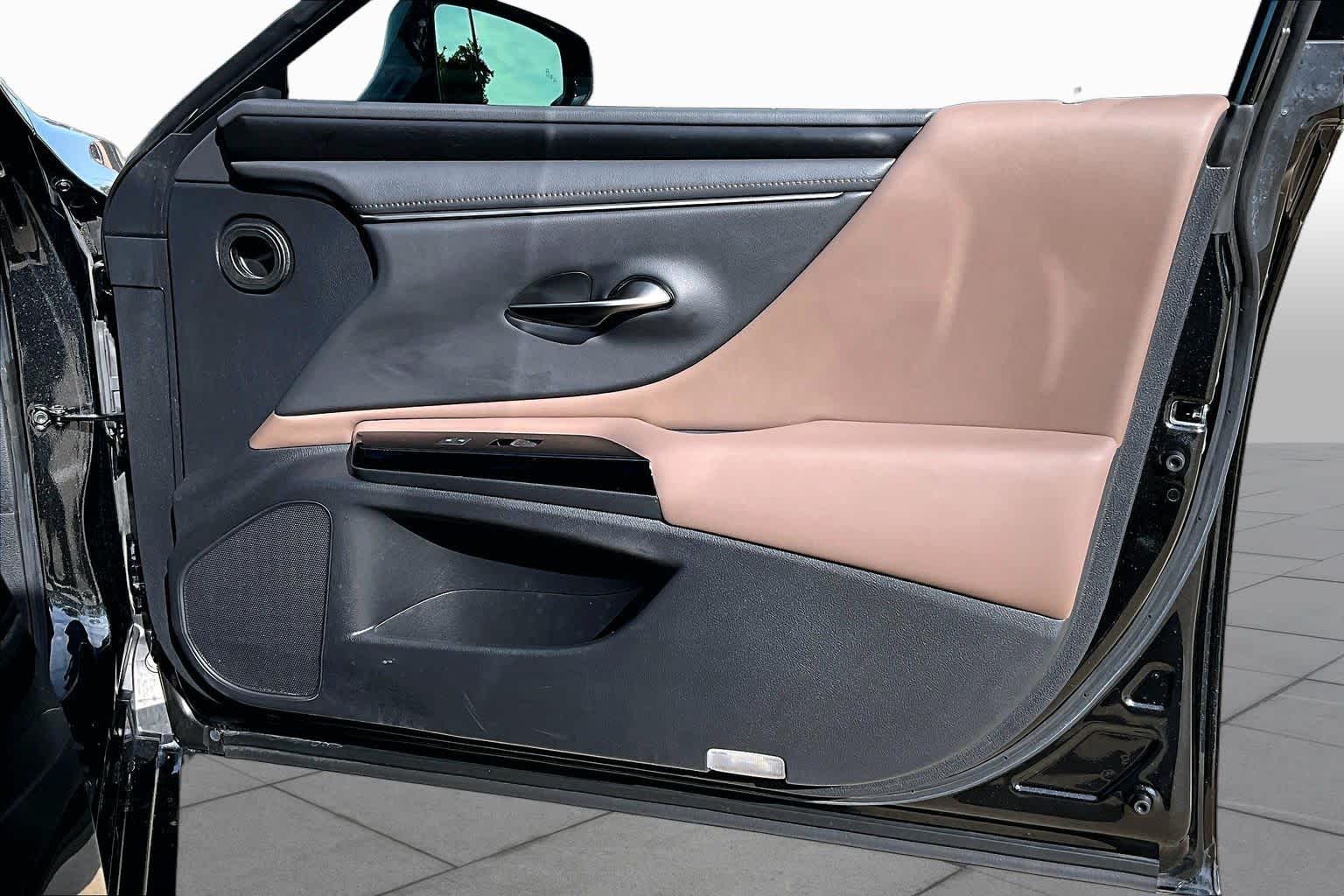 2022 Lexus ES 350 photo 23 of 37