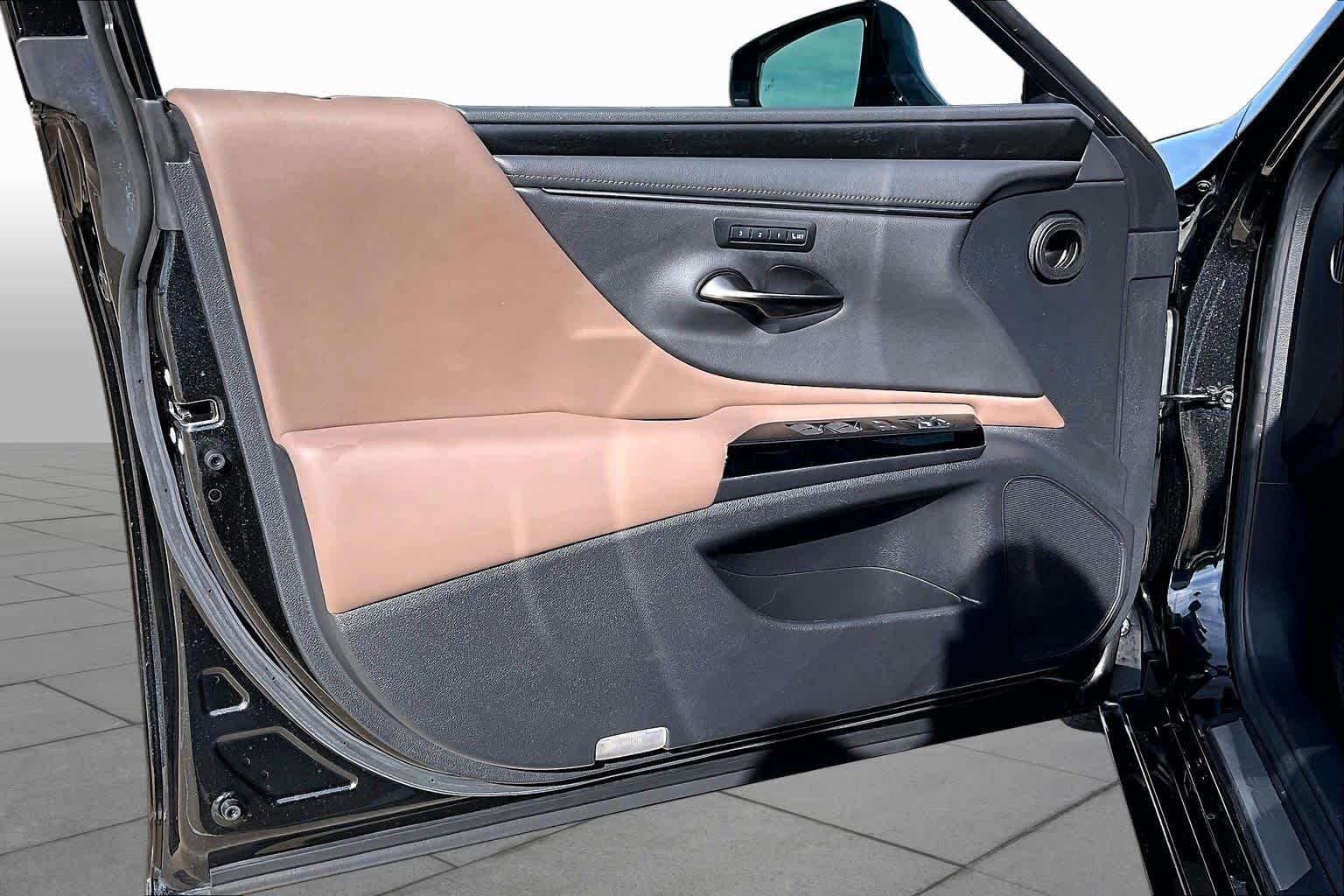 2022 Lexus ES 350 photo 22 of 37