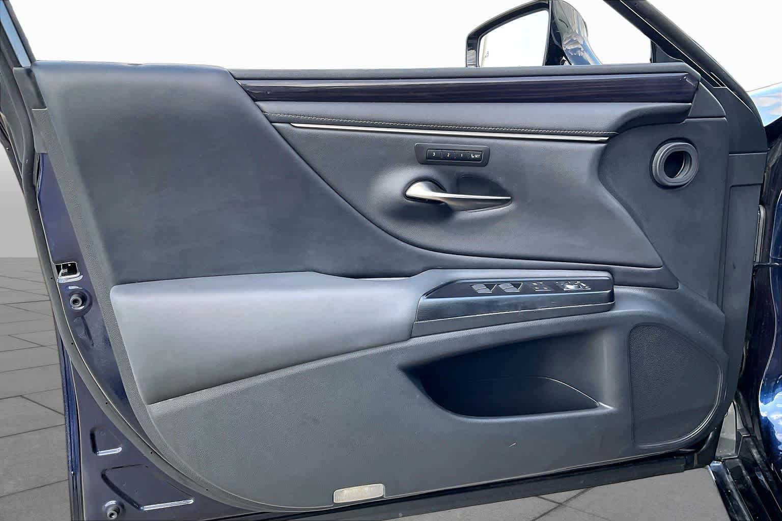 2020 Lexus ES 350 photo 19 of 34