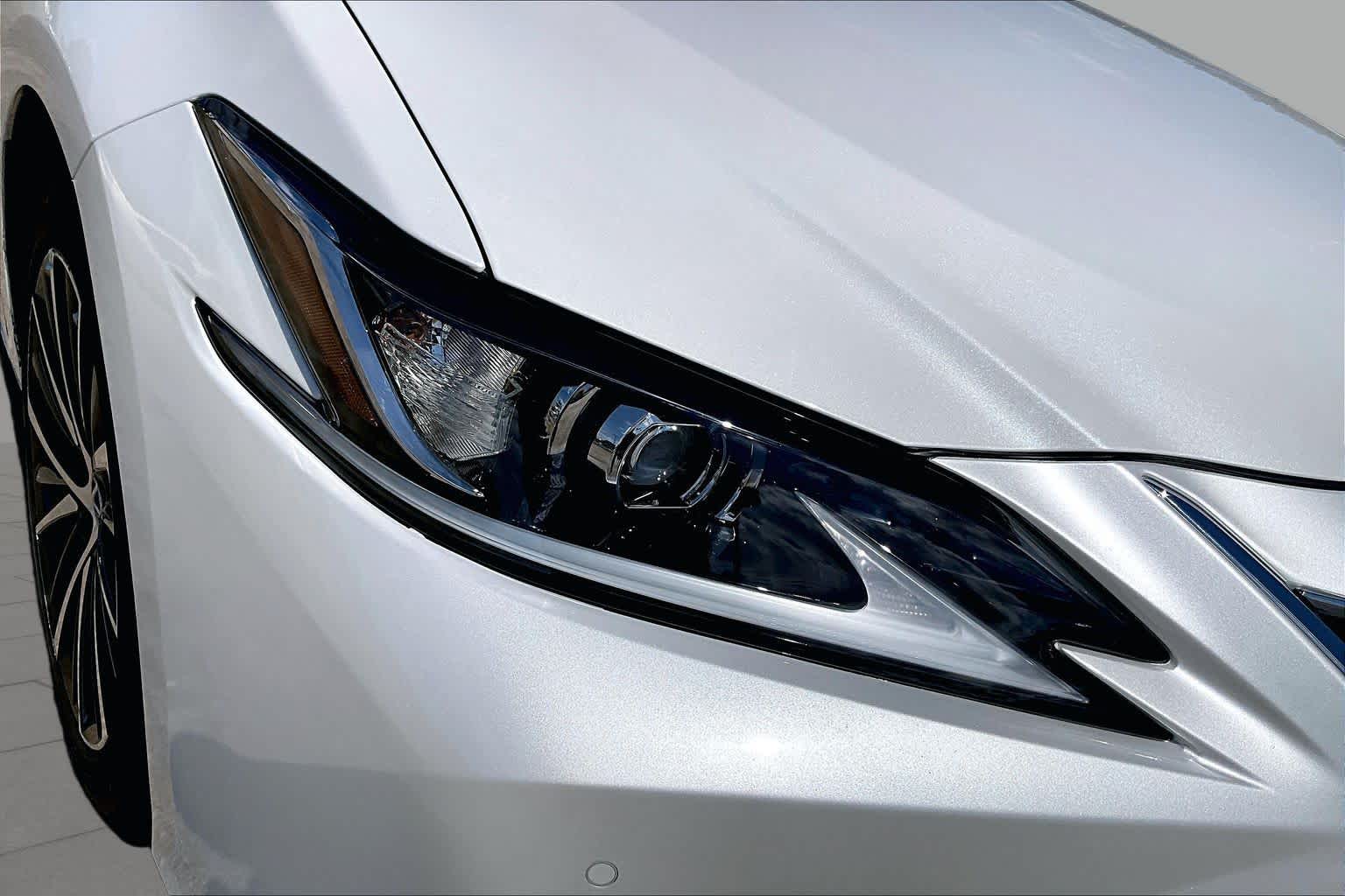 2023 Lexus ES 350 photo 25 of 34