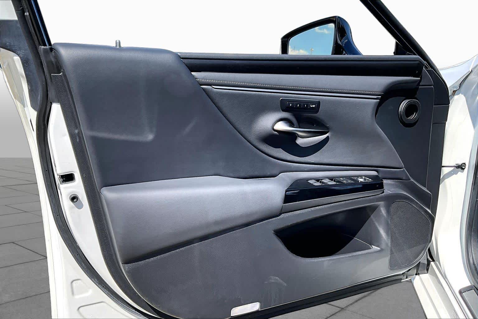 2023 Lexus ES 350 photo 19 of 34