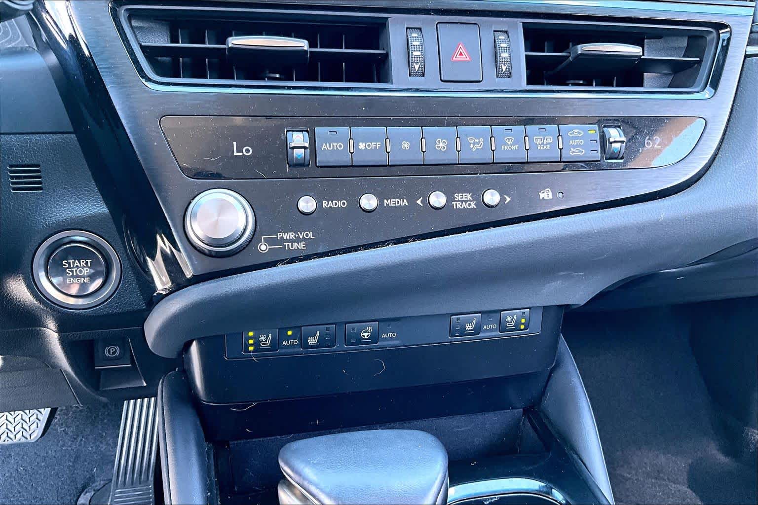 2023 Lexus ES 350 photo 32 of 34