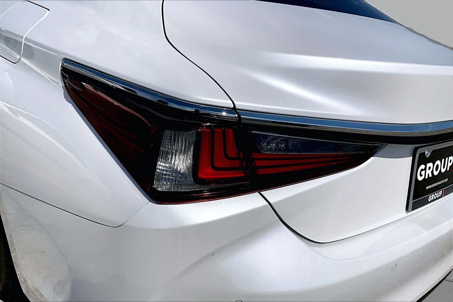 2023 Lexus ES 350 photo 26 of 34