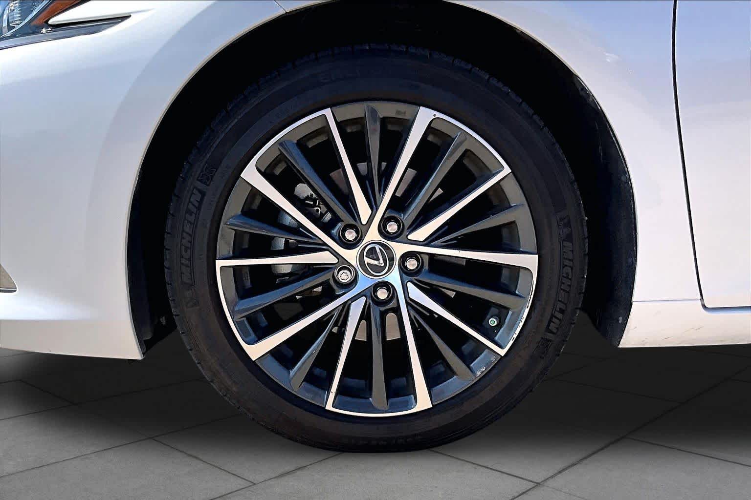 2023 Lexus ES 350 photo 9 of 34