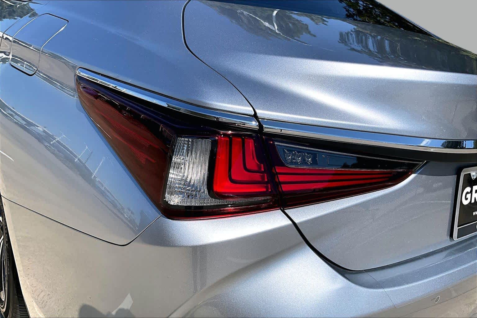 2025 Lexus ES 350 photo 26 of 34