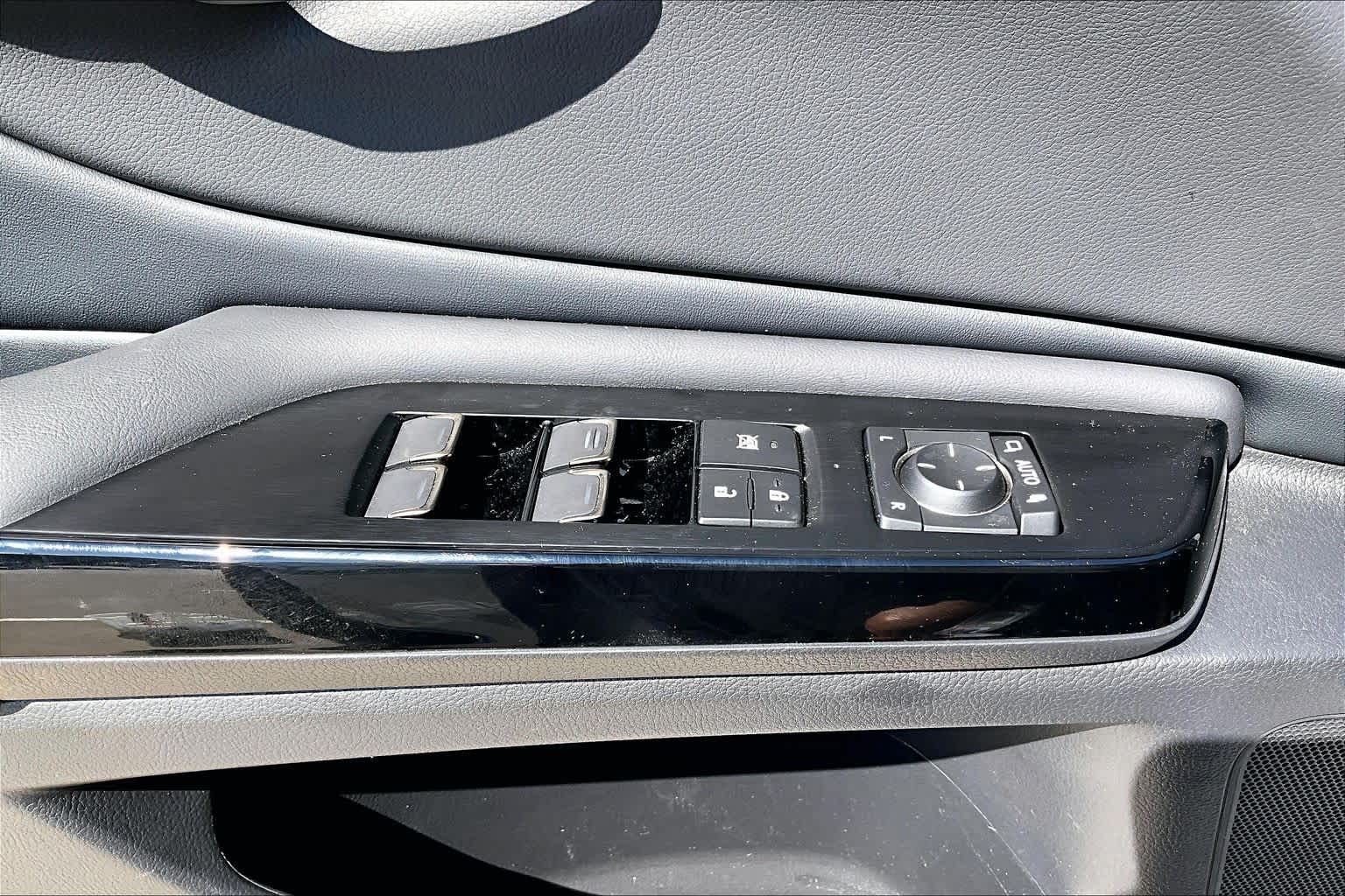 2025 Lexus ES 350 photo 33 of 34