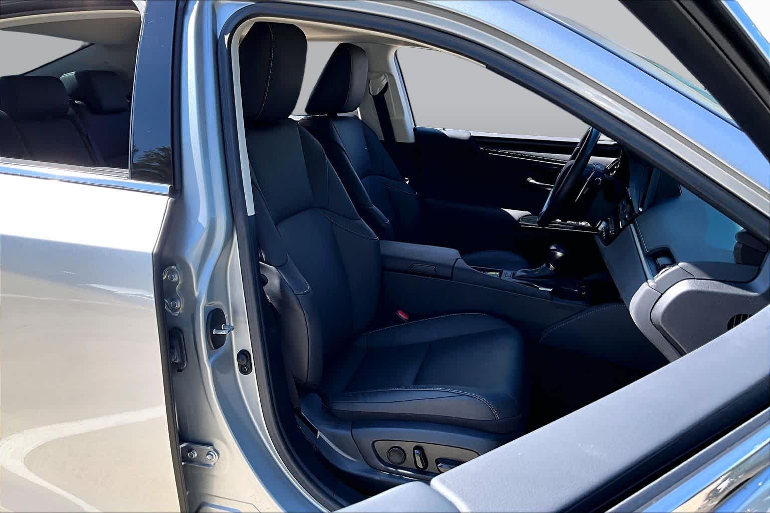 2025 Lexus ES 350 photo 8 of 34