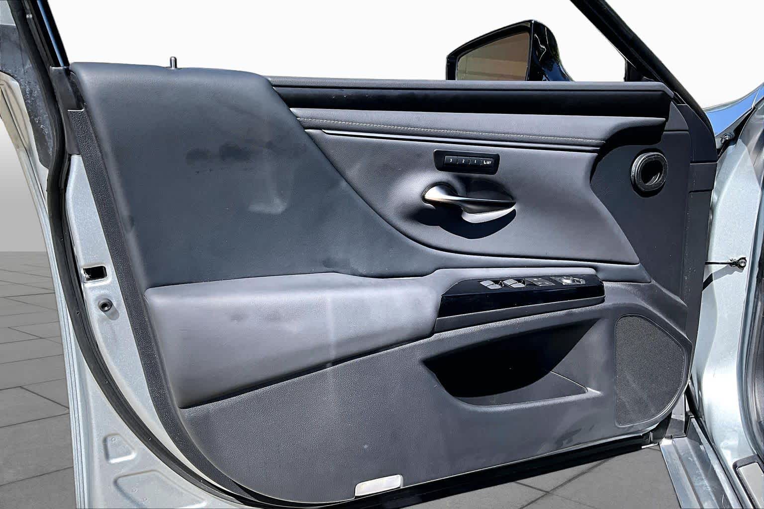 2025 Lexus ES 350 photo 19 of 34