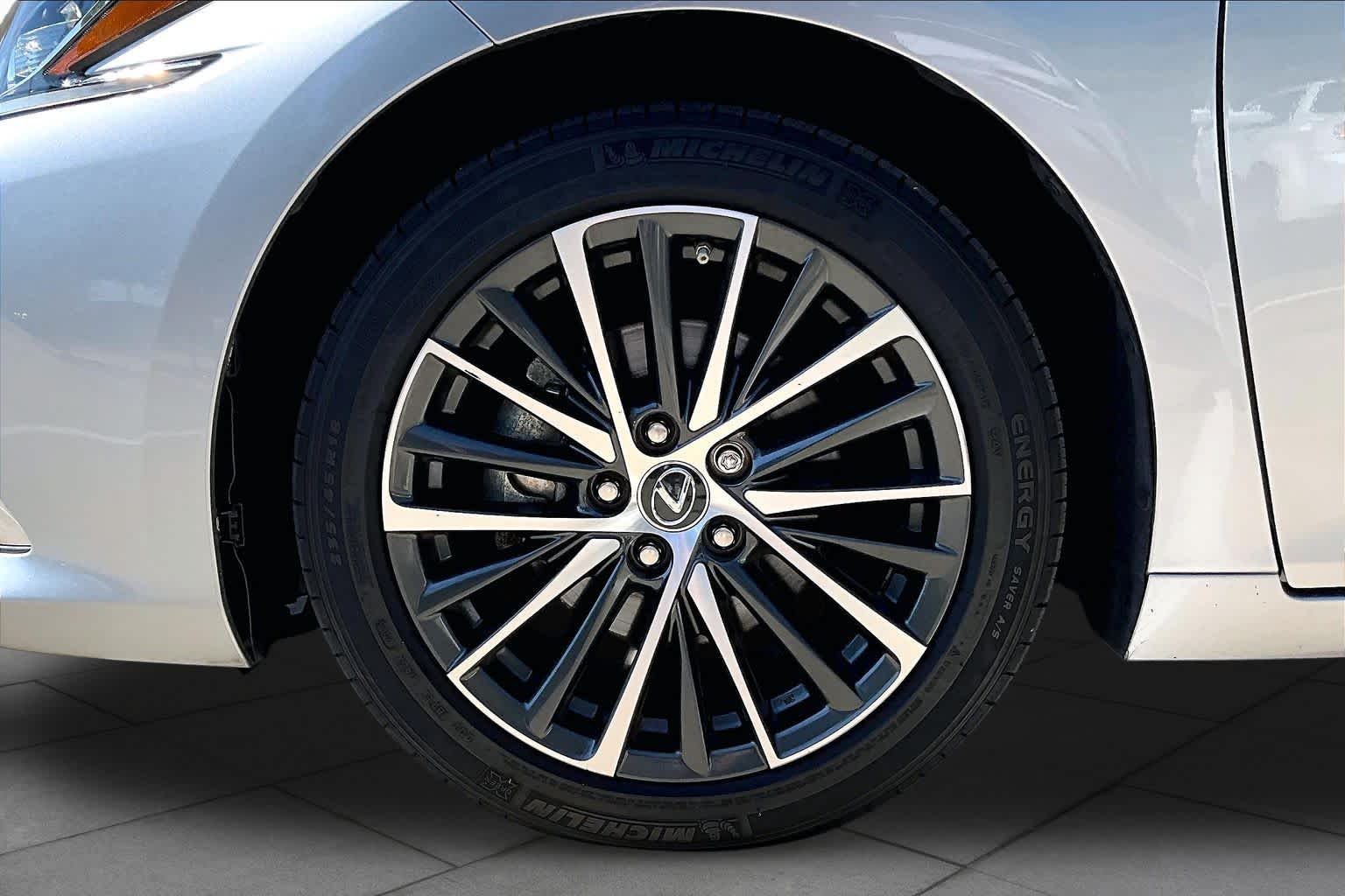 2025 Lexus ES 350 photo 9 of 34