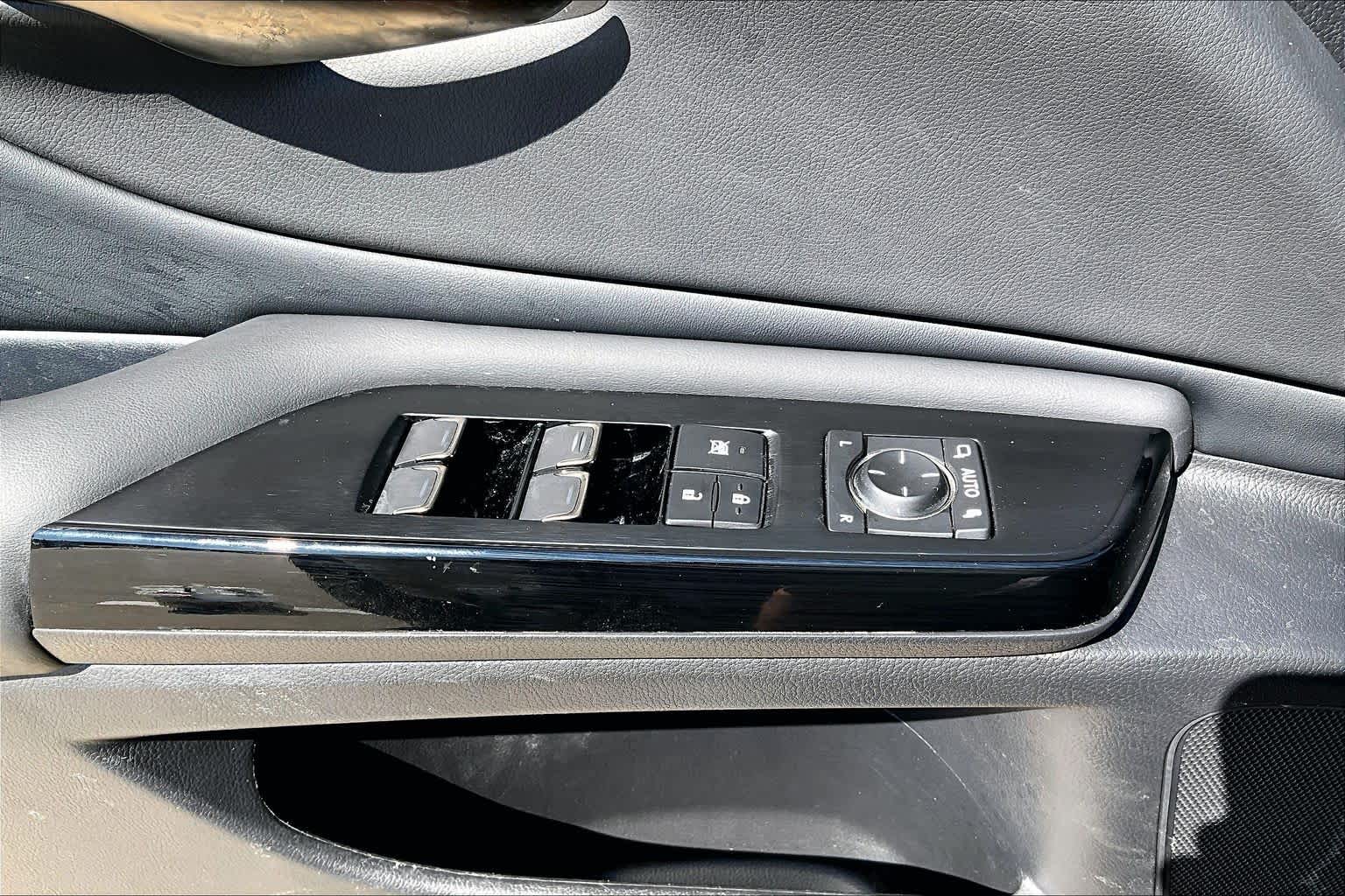 2025 Lexus ES 350 photo 33 of 34